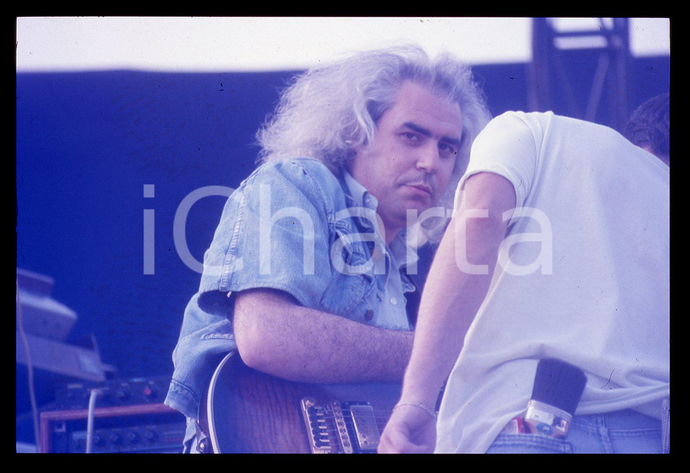 35mm vintage slide* 1985ca MUSICA Franco MUSSIDA in concerto con la PFM (3) Diapositiva d'epoca, in formato 35 mm. CONDIZIONI: GOODE' severamente vietata la riproduzione. Tutti i diritti sono riservati. ICharta mette in vendita, sul negozio eBay e in esclusiva sul sito "icharta" il proprio archivio composto da numerose diapositive e negativi fotografici d'epoca, tutti originali e autentici, che attraversano la storia del costume italiano tra gli la fine degli anni Sessanta e Novanta.Si tratta di uno sguardo inedito sull'attualit&agrave;, la politica, la vita quotidiana, il gossip e la cultura, che fotografa il cambiamento della nazione in quest'ultimo scorcio del XX secolo. Un'occasione unica per il mercato del collezionismo, che vede finalmente disponibile un archivio eccezionale per vastit&agrave;, tematiche e condizioni, in un settore (il negativo fotografico e la diapositiva) di assoluta novit&agrave; e dalle interessanti prospettive di investimento.  originale e autentica 1