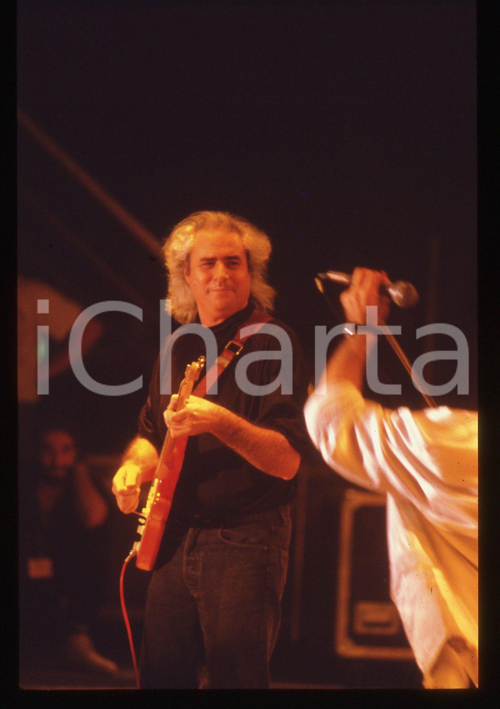 35mm vintage slide* 1985ca MUSICA Franco MUSSIDA in concerto con la PFM (4) Diapositiva d'epoca, in formato 35 mm. CONDIZIONI: GOODE' severamente vietata la riproduzione. Tutti i diritti sono riservati. ICharta mette in vendita, sul negozio eBay e in esclusiva sul sito "icharta" il proprio archivio composto da numerose diapositive e negativi fotografici d'epoca, tutti originali e autentici, che attraversano la storia del costume italiano tra gli la fine degli anni Sessanta e Novanta.Si tratta di uno sguardo inedito sull'attualit&agrave;, la politica, la vita quotidiana, il gossip e la cultura, che fotografa il cambiamento della nazione in quest'ultimo scorcio del XX secolo. Un'occasione unica per il mercato del collezionismo, che vede finalmente disponibile un archivio eccezionale per vastit&agrave;, tematiche e condizioni, in un settore (il negativo fotografico e la diapositiva) di assoluta novit&agrave; e dalle interessanti prospettive di investimento.  originale e autentica 1