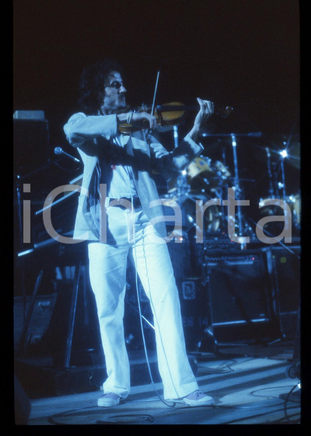 35mm vintage slide* 1980ca MUSICA Lucio FABBRI in concerto con la PFM Diapositiva d'epoca, in formato 35 mm. CONDIZIONI: GOODE' severamente vietata la riproduzione. Tutti i diritti sono riservati. ICharta mette in vendita, sul negozio eBay e in esclusiva sul sito "icharta" il proprio archivio composto da numerose diapositive e negativi fotografici d'epoca, tutti originali e autentici, che attraversano la storia del costume italiano tra gli la fine degli anni Sessanta e Novanta.Si tratta di uno sguardo inedito sull'attualit&agrave;, la politica, la vita quotidiana, il gossip e la cultura, che fotografa il cambiamento della nazione in quest'ultimo scorcio del XX secolo. Un'occasione unica per il mercato del collezionismo, che vede finalmente disponibile un archivio eccezionale per vastit&agrave;, tematiche e condizioni, in un settore (il negativo fotografico e la diapositiva) di assoluta novit&agrave; e dalle interessanti prospettive di investimento.  originale e autentica 1