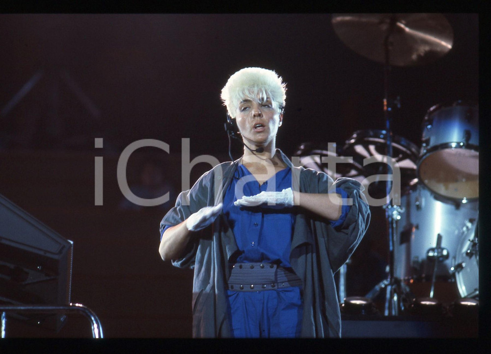 35mm vintage slide* 1984 SAINT VINCENT ESTATE Mara CUBEDDU durante concerto 2 Diapositiva d'epoca, in formato 35 mm. CONDIZIONI: GOODE' severamente vietata la riproduzione. Tutti i diritti sono riservati. ICharta mette in vendita, sul negozio eBay e in esclusiva sul sito "icharta" il proprio archivio composto da numerose diapositive e negativi fotografici d'epoca, tutti originali e autentici, che attraversano la storia del costume italiano tra gli la fine degli anni Sessanta e Novanta.Si tratta di uno sguardo inedito sull'attualit&agrave;, la politica, la vita quotidiana, il gossip e la cultura, che fotografa il cambiamento della nazione in quest'ultimo scorcio del XX secolo. Un'occasione unica per il mercato del collezionismo, che vede finalmente disponibile un archivio eccezionale per vastit&agrave;, tematiche e condizioni, in un settore (il negativo fotografico e la diapositiva) di assoluta novit&agrave; e dalle interessanti prospettive di investimento.  originale e autentica 1