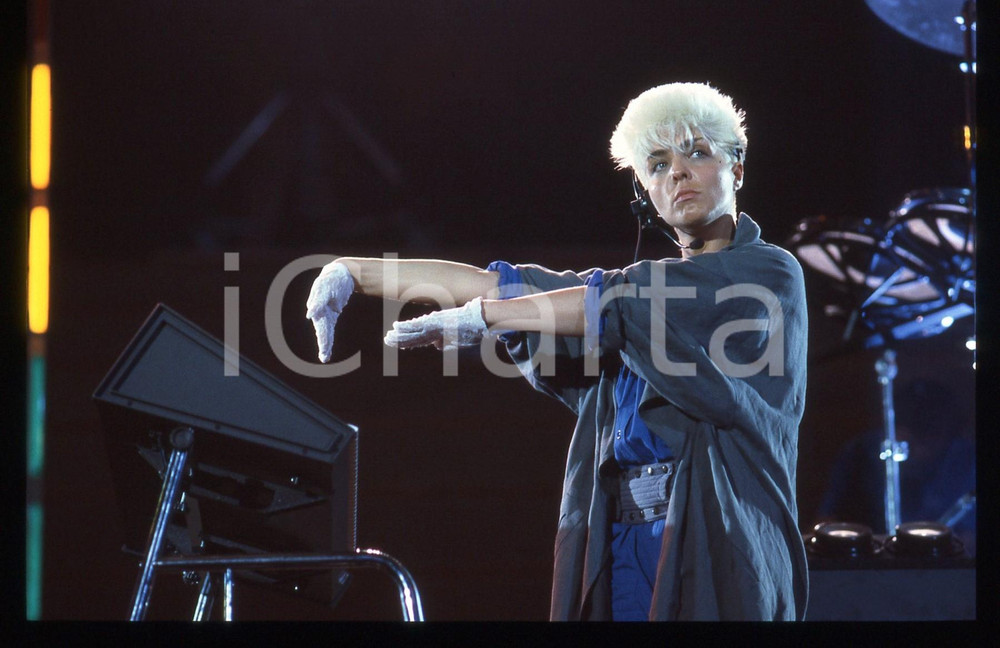 35mm vintage slide* 1984 SAINT VINCENT ESTATE Mara CUBEDDU durante concerto 5 Diapositiva d'epoca, in formato 35 mm. CONDIZIONI: GOODE' severamente vietata la riproduzione. Tutti i diritti sono riservati. ICharta mette in vendita, sul negozio eBay e in esclusiva sul sito "icharta" il proprio archivio composto da numerose diapositive e negativi fotografici d'epoca, tutti originali e autentici, che attraversano la storia del costume italiano tra gli la fine degli anni Sessanta e Novanta.Si tratta di uno sguardo inedito sull'attualit&agrave;, la politica, la vita quotidiana, il gossip e la cultura, che fotografa il cambiamento della nazione in quest'ultimo scorcio del XX secolo. Un'occasione unica per il mercato del collezionismo, che vede finalmente disponibile un archivio eccezionale per vastit&agrave;, tematiche e condizioni, in un settore (il negativo fotografico e la diapositiva) di assoluta novit&agrave; e dalle interessanti prospettive di investimento.  originale e autentica 1