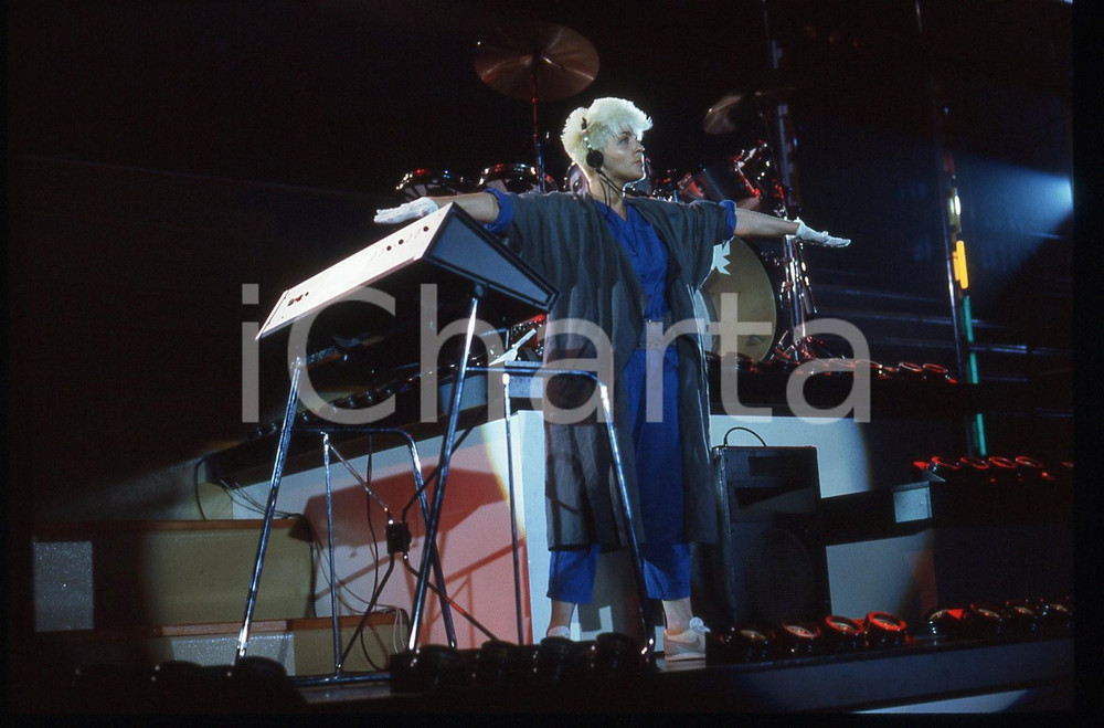 35mm vintage slide* 1984 SAINT VINCENT ESTATE Mara CUBEDDU durante concerto 6 Diapositiva d'epoca, in formato 35 mm. CONDIZIONI: GOODE' severamente vietata la riproduzione. Tutti i diritti sono riservati. ICharta mette in vendita, sul negozio eBay e in esclusiva sul sito "icharta" il proprio archivio composto da numerose diapositive e negativi fotografici d'epoca, tutti originali e autentici, che attraversano la storia del costume italiano tra gli la fine degli anni Sessanta e Novanta.Si tratta di uno sguardo inedito sull'attualit&agrave;, la politica, la vita quotidiana, il gossip e la cultura, che fotografa il cambiamento della nazione in quest'ultimo scorcio del XX secolo. Un'occasione unica per il mercato del collezionismo, che vede finalmente disponibile un archivio eccezionale per vastit&agrave;, tematiche e condizioni, in un settore (il negativo fotografico e la diapositiva) di assoluta novit&agrave; e dalle interessanti prospettive di investimento.  originale e autentica 1