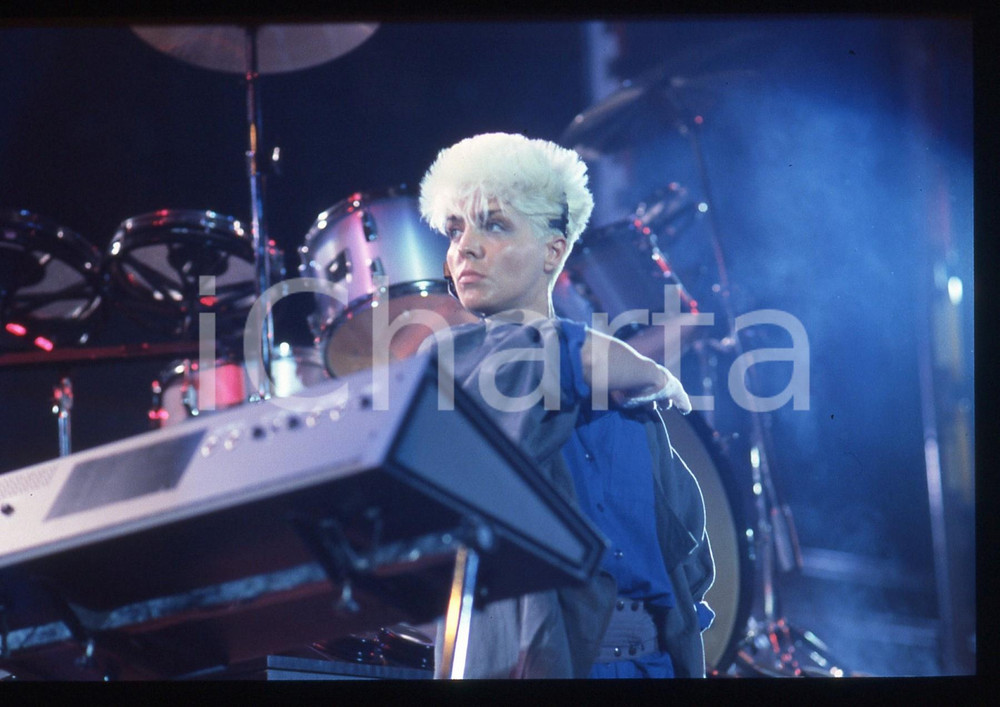 35mm vintage slide* 1984 SAINT VINCENT ESTATE Mara CUBEDDU durante concerto 7 Diapositiva d'epoca, in formato 35 mm. CONDIZIONI: GOODE' severamente vietata la riproduzione. Tutti i diritti sono riservati. ICharta mette in vendita, sul negozio eBay e in esclusiva sul sito "icharta" il proprio archivio composto da numerose diapositive e negativi fotografici d'epoca, tutti originali e autentici, che attraversano la storia del costume italiano tra gli la fine degli anni Sessanta e Novanta.Si tratta di uno sguardo inedito sull'attualit&agrave;, la politica, la vita quotidiana, il gossip e la cultura, che fotografa il cambiamento della nazione in quest'ultimo scorcio del XX secolo. Un'occasione unica per il mercato del collezionismo, che vede finalmente disponibile un archivio eccezionale per vastit&agrave;, tematiche e condizioni, in un settore (il negativo fotografico e la diapositiva) di assoluta novit&agrave; e dalle interessanti prospettive di investimento.  originale e autentica 1