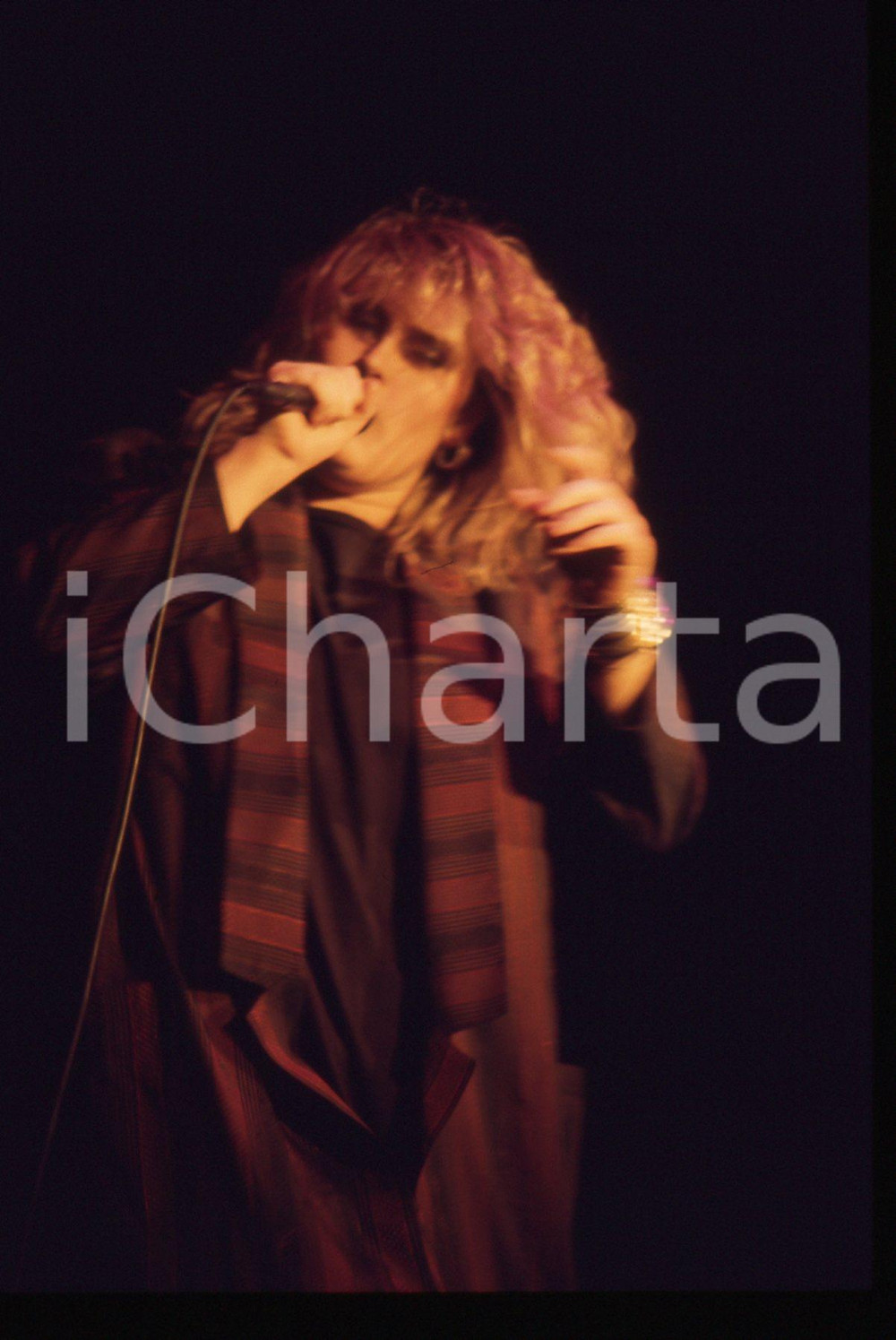 35mm vintage slide* 1984 FESTIVALBAR Alison MOYET durante concerto (3) Diapositiva d'epoca, in formato 35 mm. CONDIZIONI: GOODE' severamente vietata la riproduzione. Tutti i diritti sono riservati. ICharta mette in vendita, sul negozio eBay e in esclusiva sul sito "icharta" il proprio archivio composto da numerose diapositive e negativi fotografici d'epoca, tutti originali e autentici, che attraversano la storia del costume italiano tra gli la fine degli anni Sessanta e Novanta.Si tratta di uno sguardo inedito sull'attualit&agrave;, la politica, la vita quotidiana, il gossip e la cultura, che fotografa il cambiamento della nazione in quest'ultimo scorcio del XX secolo. Un'occasione unica per il mercato del collezionismo, che vede finalmente disponibile un archivio eccezionale per vastit&agrave;, tematiche e condizioni, in un settore (il negativo fotografico e la diapositiva) di assoluta novit&agrave; e dalle interessanti prospettive di investimento.  originale e autentica 1