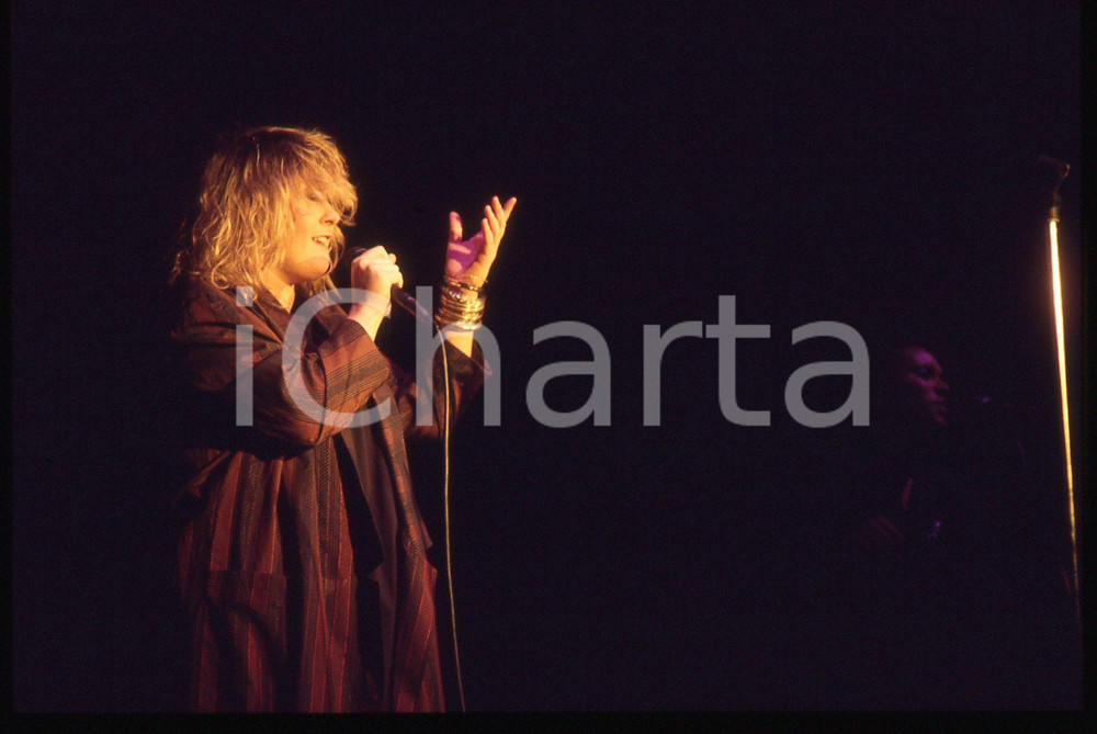 35mm vintage slide* 1984 FESTIVALBAR Alison MOYET durante concerto (6) Diapositiva d'epoca, in formato 35 mm. CONDIZIONI: GOODE' severamente vietata la riproduzione. Tutti i diritti sono riservati. ICharta mette in vendita, sul negozio eBay e in esclusiva sul sito "icharta" il proprio archivio composto da numerose diapositive e negativi fotografici d'epoca, tutti originali e autentici, che attraversano la storia del costume italiano tra gli la fine degli anni Sessanta e Novanta.Si tratta di uno sguardo inedito sull'attualit&agrave;, la politica, la vita quotidiana, il gossip e la cultura, che fotografa il cambiamento della nazione in quest'ultimo scorcio del XX secolo. Un'occasione unica per il mercato del collezionismo, che vede finalmente disponibile un archivio eccezionale per vastit&agrave;, tematiche e condizioni, in un settore (il negativo fotografico e la diapositiva) di assoluta novit&agrave; e dalle interessanti prospettive di investimento.  originale e autentica 1