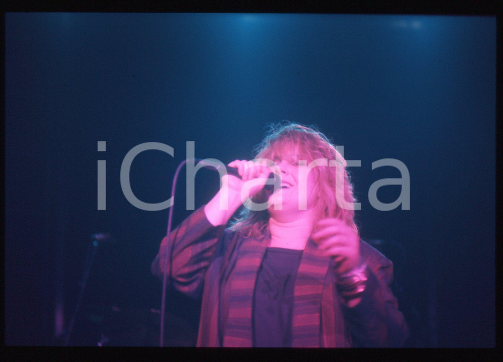 35mm vintage slide* 1984 FESTIVALBAR Alison MOYET durante concerto (11) Diapositiva d'epoca, in formato 35 mm. CONDIZIONI: GOODE' severamente vietata la riproduzione. Tutti i diritti sono riservati. ICharta mette in vendita, sul negozio eBay e in esclusiva sul sito "icharta" il proprio archivio composto da numerose diapositive e negativi fotografici d'epoca, tutti originali e autentici, che attraversano la storia del costume italiano tra gli la fine degli anni Sessanta e Novanta.Si tratta di uno sguardo inedito sull'attualit&agrave;, la politica, la vita quotidiana, il gossip e la cultura, che fotografa il cambiamento della nazione in quest'ultimo scorcio del XX secolo. Un'occasione unica per il mercato del collezionismo, che vede finalmente disponibile un archivio eccezionale per vastit&agrave;, tematiche e condizioni, in un settore (il negativo fotografico e la diapositiva) di assoluta novit&agrave; e dalle interessanti prospettive di investimento.  originale e autentica 1