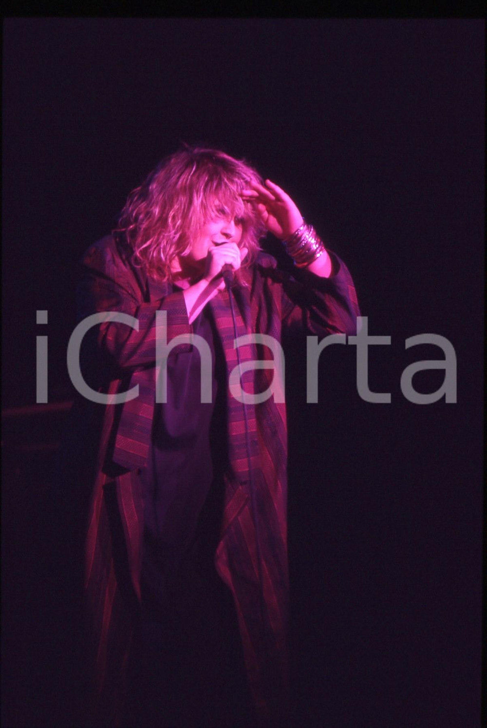 35mm vintage slide* 1984 FESTIVALBAR Alison MOYET durante concerto (12) Diapositiva d'epoca, in formato 35 mm. CONDIZIONI: GOODE' severamente vietata la riproduzione. Tutti i diritti sono riservati. ICharta mette in vendita, sul negozio eBay e in esclusiva sul sito "icharta" il proprio archivio composto da numerose diapositive e negativi fotografici d'epoca, tutti originali e autentici, che attraversano la storia del costume italiano tra gli la fine degli anni Sessanta e Novanta.Si tratta di uno sguardo inedito sull'attualit&agrave;, la politica, la vita quotidiana, il gossip e la cultura, che fotografa il cambiamento della nazione in quest'ultimo scorcio del XX secolo. Un'occasione unica per il mercato del collezionismo, che vede finalmente disponibile un archivio eccezionale per vastit&agrave;, tematiche e condizioni, in un settore (il negativo fotografico e la diapositiva) di assoluta novit&agrave; e dalle interessanti prospettive di investimento.  originale e autentica 1