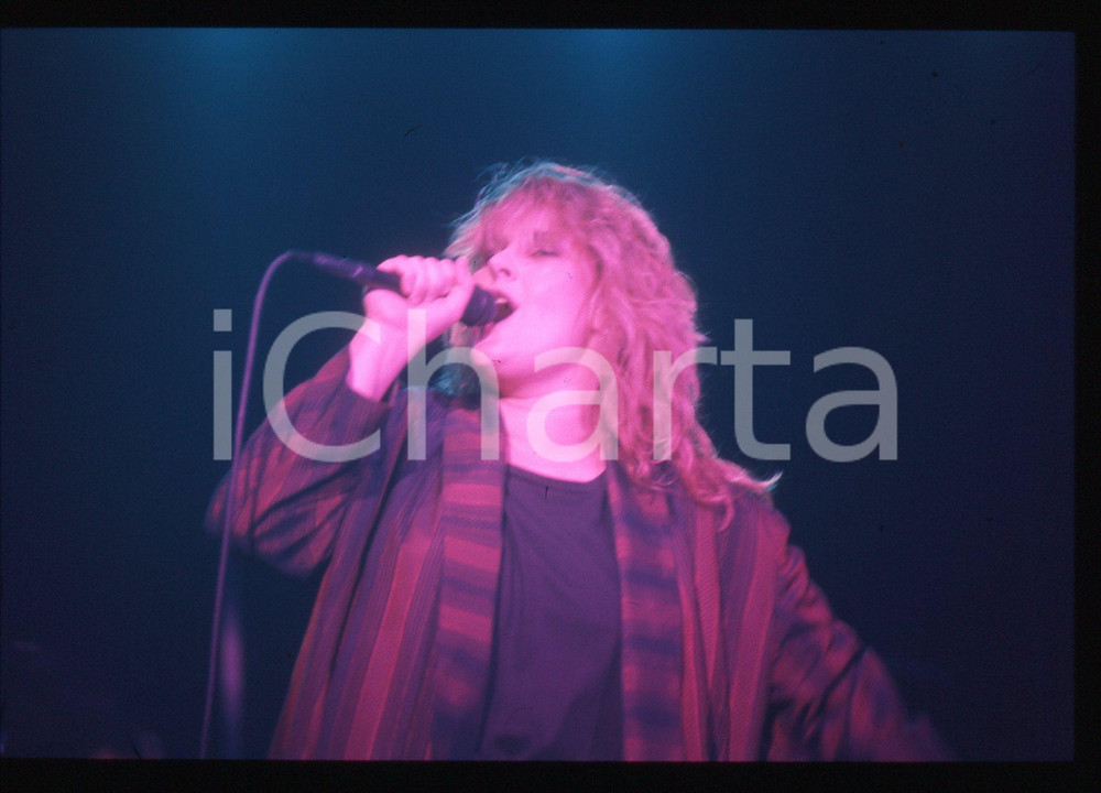 35mm vintage slide* 1984 FESTIVALBAR Alison MOYET durante concerto (13) Diapositiva d'epoca, in formato 35 mm. CONDIZIONI: GOODE' severamente vietata la riproduzione. Tutti i diritti sono riservati. ICharta mette in vendita, sul negozio eBay e in esclusiva sul sito "icharta" il proprio archivio composto da numerose diapositive e negativi fotografici d'epoca, tutti originali e autentici, che attraversano la storia del costume italiano tra gli la fine degli anni Sessanta e Novanta.Si tratta di uno sguardo inedito sull'attualit&agrave;, la politica, la vita quotidiana, il gossip e la cultura, che fotografa il cambiamento della nazione in quest'ultimo scorcio del XX secolo. Un'occasione unica per il mercato del collezionismo, che vede finalmente disponibile un archivio eccezionale per vastit&agrave;, tematiche e condizioni, in un settore (il negativo fotografico e la diapositiva) di assoluta novit&agrave; e dalle interessanti prospettive di investimento.  originale e autentica 1