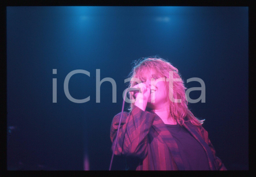 35mm vintage slide* 1984 FESTIVALBAR Alison MOYET durante concerto (14) Diapositiva d'epoca, in formato 35 mm. CONDIZIONI: GOODE' severamente vietata la riproduzione. Tutti i diritti sono riservati. ICharta mette in vendita, sul negozio eBay e in esclusiva sul sito "icharta" il proprio archivio composto da numerose diapositive e negativi fotografici d'epoca, tutti originali e autentici, che attraversano la storia del costume italiano tra gli la fine degli anni Sessanta e Novanta.Si tratta di uno sguardo inedito sull'attualit&agrave;, la politica, la vita quotidiana, il gossip e la cultura, che fotografa il cambiamento della nazione in quest'ultimo scorcio del XX secolo. Un'occasione unica per il mercato del collezionismo, che vede finalmente disponibile un archivio eccezionale per vastit&agrave;, tematiche e condizioni, in un settore (il negativo fotografico e la diapositiva) di assoluta novit&agrave; e dalle interessanti prospettive di investimento.  originale e autentica 1