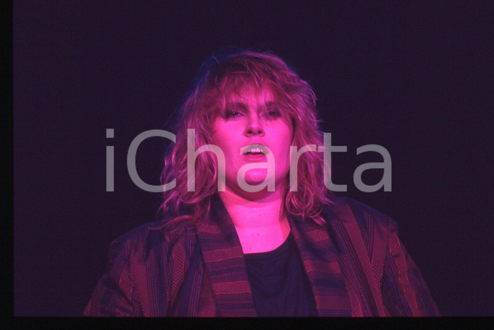 35mm vintage slide* 1984 FESTIVALBAR Alison MOYET durante concerto (16) Diapositiva d'epoca, in formato 35 mm. CONDIZIONI: GOODE' severamente vietata la riproduzione. Tutti i diritti sono riservati. ICharta mette in vendita, sul negozio eBay e in esclusiva sul sito "icharta" il proprio archivio composto da numerose diapositive e negativi fotografici d'epoca, tutti originali e autentici, che attraversano la storia del costume italiano tra gli la fine degli anni Sessanta e Novanta.Si tratta di uno sguardo inedito sull'attualit&agrave;, la politica, la vita quotidiana, il gossip e la cultura, che fotografa il cambiamento della nazione in quest'ultimo scorcio del XX secolo. Un'occasione unica per il mercato del collezionismo, che vede finalmente disponibile un archivio eccezionale per vastit&agrave;, tematiche e condizioni, in un settore (il negativo fotografico e la diapositiva) di assoluta novit&agrave; e dalle interessanti prospettive di investimento.  originale e autentica 1