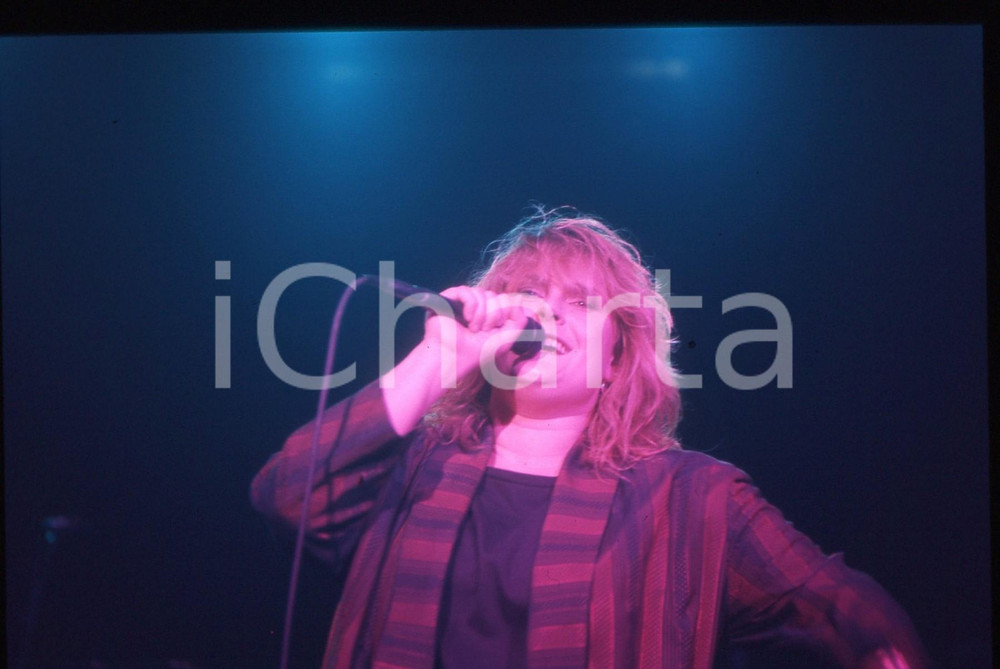 35mm vintage slide* 1984 FESTIVALBAR Alison MOYET durante concerto (18) Diapositiva d'epoca, in formato 35 mm. CONDIZIONI: GOODE' severamente vietata la riproduzione. Tutti i diritti sono riservati. ICharta mette in vendita, sul negozio eBay e in esclusiva sul sito "icharta" il proprio archivio composto da numerose diapositive e negativi fotografici d'epoca, tutti originali e autentici, che attraversano la storia del costume italiano tra gli la fine degli anni Sessanta e Novanta.Si tratta di uno sguardo inedito sull'attualit&agrave;, la politica, la vita quotidiana, il gossip e la cultura, che fotografa il cambiamento della nazione in quest'ultimo scorcio del XX secolo. Un'occasione unica per il mercato del collezionismo, che vede finalmente disponibile un archivio eccezionale per vastit&agrave;, tematiche e condizioni, in un settore (il negativo fotografico e la diapositiva) di assoluta novit&agrave; e dalle interessanti prospettive di investimento.  originale e autentica 1