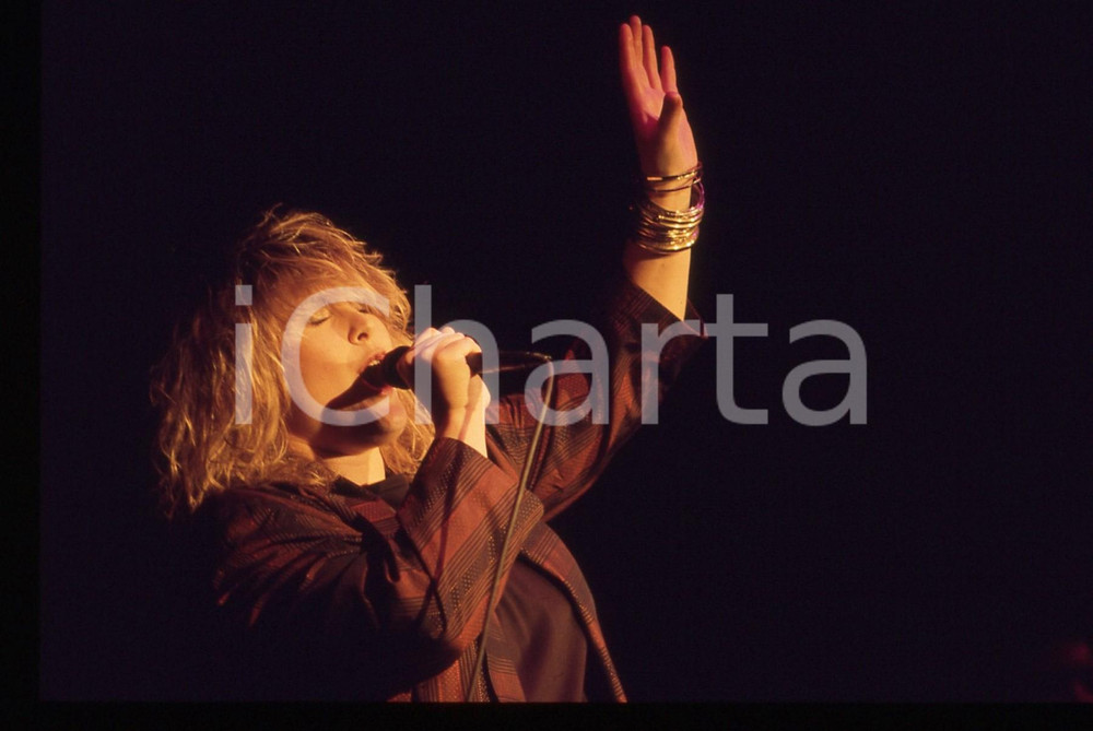 35mm vintage slide* 1984 FESTIVALBAR Alison MOYET durante concerto (27) Diapositiva d'epoca, in formato 35 mm. CONDIZIONI: GOODE' severamente vietata la riproduzione. Tutti i diritti sono riservati. ICharta mette in vendita, sul negozio eBay e in esclusiva sul sito "icharta" il proprio archivio composto da numerose diapositive e negativi fotografici d'epoca, tutti originali e autentici, che attraversano la storia del costume italiano tra gli la fine degli anni Sessanta e Novanta.Si tratta di uno sguardo inedito sull'attualit&agrave;, la politica, la vita quotidiana, il gossip e la cultura, che fotografa il cambiamento della nazione in quest'ultimo scorcio del XX secolo. Un'occasione unica per il mercato del collezionismo, che vede finalmente disponibile un archivio eccezionale per vastit&agrave;, tematiche e condizioni, in un settore (il negativo fotografico e la diapositiva) di assoluta novit&agrave; e dalle interessanti prospettive di investimento.  originale e autentica 1