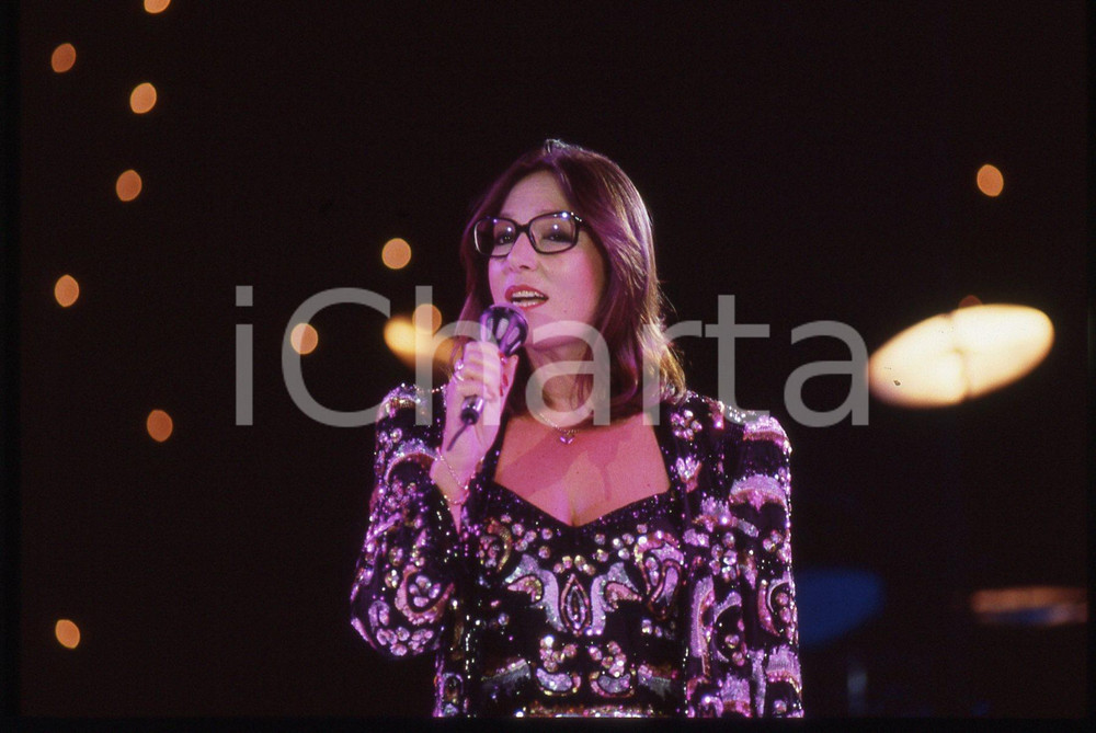 35mm vintage slide* 1985ca MUSICA Nana MOUSKOURI Ritratto della cantante (6) Diapositiva d'epoca, in formato 35 mm. CONDIZIONI: GOODE' severamente vietata la riproduzione. Tutti i diritti sono riservati. ICharta mette in vendita, sul negozio eBay e in esclusiva sul sito "icharta" il proprio archivio composto da numerose diapositive e negativi fotografici d'epoca, tutti originali e autentici, che attraversano la storia del costume italiano tra gli la fine degli anni Sessanta e Novanta.Si tratta di uno sguardo inedito sull'attualit&agrave;, la politica, la vita quotidiana, il gossip e la cultura, che fotografa il cambiamento della nazione in quest'ultimo scorcio del XX secolo. Un'occasione unica per il mercato del collezionismo, che vede finalmente disponibile un archivio eccezionale per vastit&agrave;, tematiche e condizioni, in un settore (il negativo fotografico e la diapositiva) di assoluta novit&agrave; e dalle interessanti prospettive di investimento.  originale e autentica 1