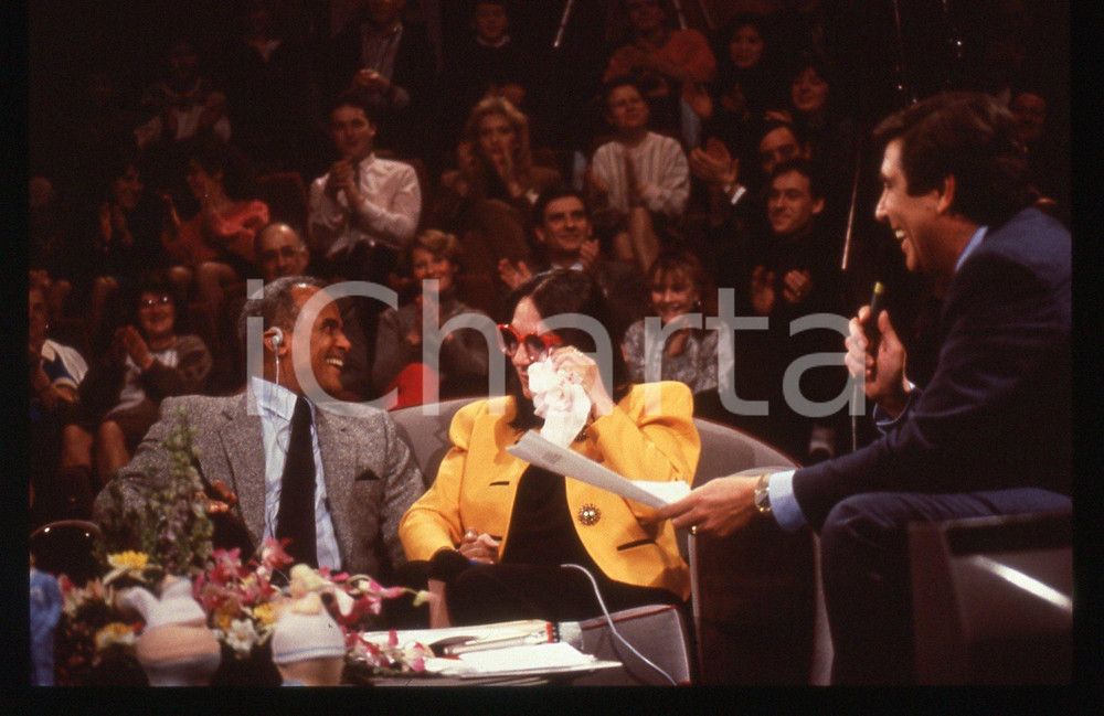 35mm vintage slide* 1995ca MUSICA Harry BELAFONTE e Nana MOUSKOURI Ritratto 1 Diapositiva d'epoca, in formato 35 mm. CONDIZIONI: GOODE' severamente vietata la riproduzione. Tutti i diritti sono riservati. ICharta mette in vendita, sul negozio eBay e in esclusiva sul sito "icharta" il proprio archivio composto da numerose diapositive e negativi fotografici d'epoca, tutti originali e autentici, che attraversano la storia del costume italiano tra gli la fine degli anni Sessanta e Novanta.Si tratta di uno sguardo inedito sull'attualit&agrave;, la politica, la vita quotidiana, il gossip e la cultura, che fotografa il cambiamento della nazione in quest'ultimo scorcio del XX secolo. Un'occasione unica per il mercato del collezionismo, che vede finalmente disponibile un archivio eccezionale per vastit&agrave;, tematiche e condizioni, in un settore (il negativo fotografico e la diapositiva) di assoluta novit&agrave; e dalle interessanti prospettive di investimento.  originale e autentica 1