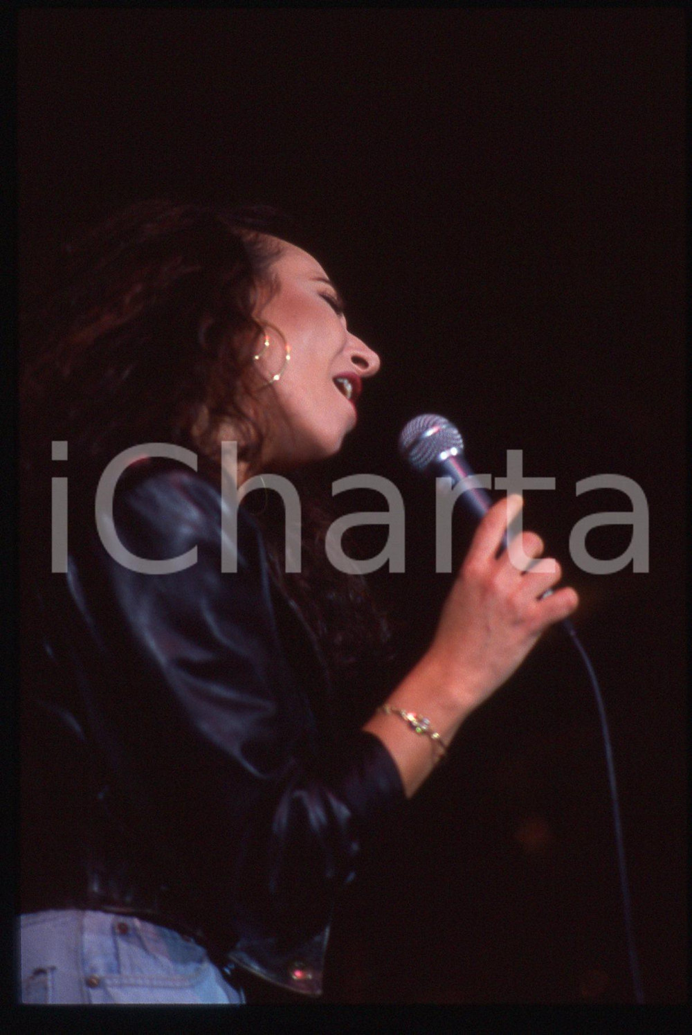35mm vintage slide* 1985ca ITALIA MUSICA Giulia FASOLINO in concerto (1) Diapositiva d'epoca, in formato 35 mm. CONDIZIONI: GOODE' severamente vietata la riproduzione. Tutti i diritti sono riservati. ICharta mette in vendita, sul negozio eBay e in esclusiva sul sito "icharta" il proprio archivio composto da numerose diapositive e negativi fotografici d'epoca, tutti originali e autentici, che attraversano la storia del costume italiano tra gli la fine degli anni Sessanta e Novanta.Si tratta di uno sguardo inedito sull'attualit&agrave;, la politica, la vita quotidiana, il gossip e la cultura, che fotografa il cambiamento della nazione in quest'ultimo scorcio del XX secolo. Un'occasione unica per il mercato del collezionismo, che vede finalmente disponibile un archivio eccezionale per vastit&agrave;, tematiche e condizioni, in un settore (il negativo fotografico e la diapositiva) di assoluta novit&agrave; e dalle interessanti prospettive di investimento.  originale e autentica 1