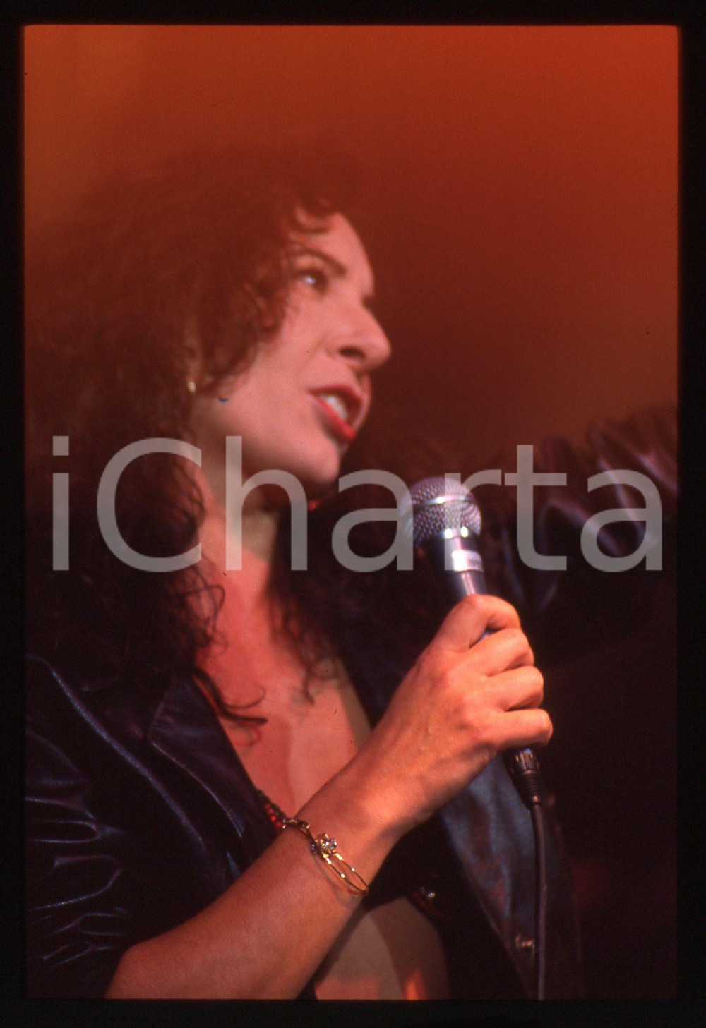 35mm vintage slide* 1985ca ITALIA MUSICA Giulia FASOLINO in concerto (2) Diapositiva d'epoca, in formato 35 mm. CONDIZIONI: GOODE' severamente vietata la riproduzione. Tutti i diritti sono riservati. ICharta mette in vendita, sul negozio eBay e in esclusiva sul sito "icharta" il proprio archivio composto da numerose diapositive e negativi fotografici d'epoca, tutti originali e autentici, che attraversano la storia del costume italiano tra gli la fine degli anni Sessanta e Novanta.Si tratta di uno sguardo inedito sull'attualit&agrave;, la politica, la vita quotidiana, il gossip e la cultura, che fotografa il cambiamento della nazione in quest'ultimo scorcio del XX secolo. Un'occasione unica per il mercato del collezionismo, che vede finalmente disponibile un archivio eccezionale per vastit&agrave;, tematiche e condizioni, in un settore (il negativo fotografico e la diapositiva) di assoluta novit&agrave; e dalle interessanti prospettive di investimento.  originale e autentica 1