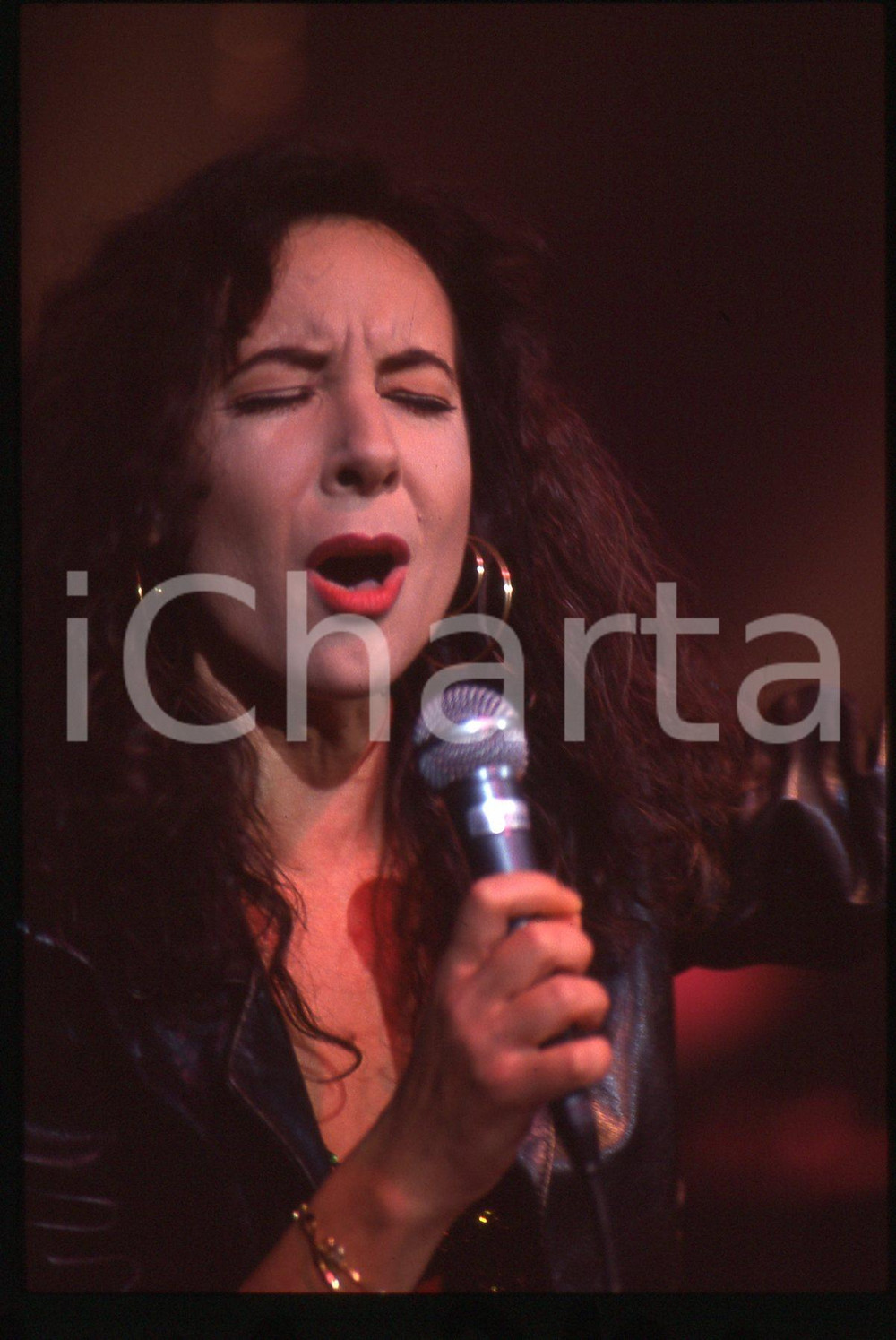35mm vintage slide* 1985ca ITALIA MUSICA Giulia FASOLINO in concerto (3) Diapositiva d'epoca, in formato 35 mm. CONDIZIONI: GOODE' severamente vietata la riproduzione. Tutti i diritti sono riservati. ICharta mette in vendita, sul negozio eBay e in esclusiva sul sito "icharta" il proprio archivio composto da numerose diapositive e negativi fotografici d'epoca, tutti originali e autentici, che attraversano la storia del costume italiano tra gli la fine degli anni Sessanta e Novanta.Si tratta di uno sguardo inedito sull'attualit&agrave;, la politica, la vita quotidiana, il gossip e la cultura, che fotografa il cambiamento della nazione in quest'ultimo scorcio del XX secolo. Un'occasione unica per il mercato del collezionismo, che vede finalmente disponibile un archivio eccezionale per vastit&agrave;, tematiche e condizioni, in un settore (il negativo fotografico e la diapositiva) di assoluta novit&agrave; e dalle interessanti prospettive di investimento.  originale e autentica 1