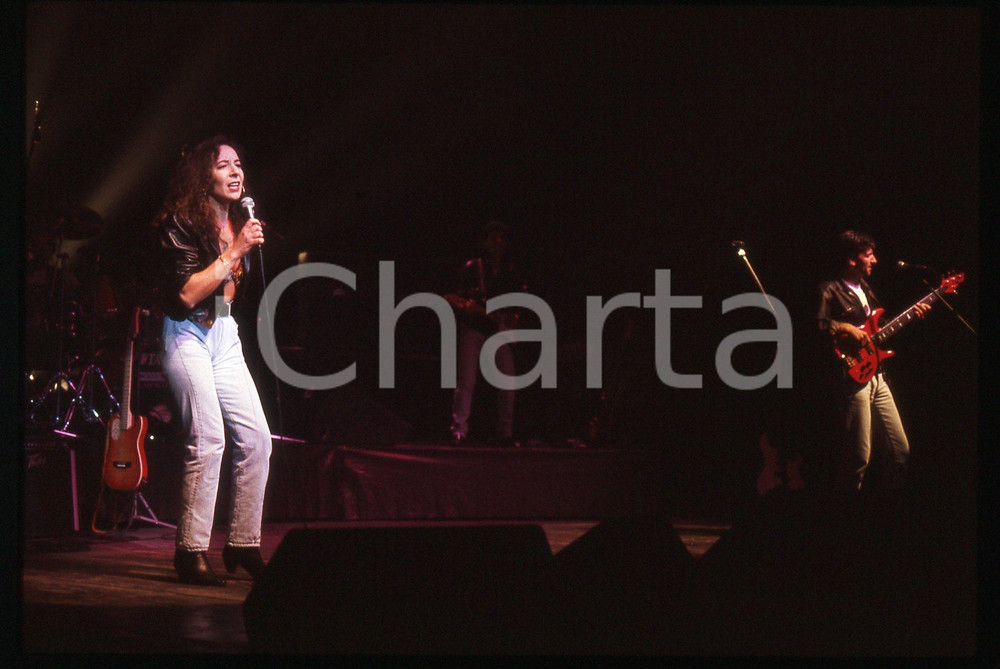 35mm vintage slide* 1985ca ITALIA MUSICA Giulia FASOLINO in concerto (6) Diapositiva d'epoca, in formato 35 mm. CONDIZIONI: GOODE' severamente vietata la riproduzione. Tutti i diritti sono riservati. ICharta mette in vendita, sul negozio eBay e in esclusiva sul sito "icharta" il proprio archivio composto da numerose diapositive e negativi fotografici d'epoca, tutti originali e autentici, che attraversano la storia del costume italiano tra gli la fine degli anni Sessanta e Novanta.Si tratta di uno sguardo inedito sull'attualit&agrave;, la politica, la vita quotidiana, il gossip e la cultura, che fotografa il cambiamento della nazione in quest'ultimo scorcio del XX secolo. Un'occasione unica per il mercato del collezionismo, che vede finalmente disponibile un archivio eccezionale per vastit&agrave;, tematiche e condizioni, in un settore (il negativo fotografico e la diapositiva) di assoluta novit&agrave; e dalle interessanti prospettive di investimento.  originale e autentica 1