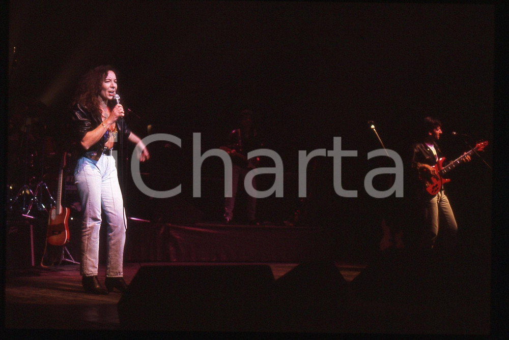 35mm vintage slide* 1985ca ITALIA MUSICA Giulia FASOLINO in concerto (7) Diapositiva d'epoca, in formato 35 mm. CONDIZIONI: GOODE' severamente vietata la riproduzione. Tutti i diritti sono riservati. ICharta mette in vendita, sul negozio eBay e in esclusiva sul sito "icharta" il proprio archivio composto da numerose diapositive e negativi fotografici d'epoca, tutti originali e autentici, che attraversano la storia del costume italiano tra gli la fine degli anni Sessanta e Novanta.Si tratta di uno sguardo inedito sull'attualit&agrave;, la politica, la vita quotidiana, il gossip e la cultura, che fotografa il cambiamento della nazione in quest'ultimo scorcio del XX secolo. Un'occasione unica per il mercato del collezionismo, che vede finalmente disponibile un archivio eccezionale per vastit&agrave;, tematiche e condizioni, in un settore (il negativo fotografico e la diapositiva) di assoluta novit&agrave; e dalle interessanti prospettive di investimento.  originale e autentica 1