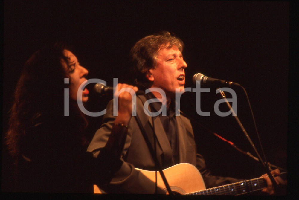 35mm vintage slide* 1985ca ITALIA MUSICA Mario LAVEZZI Giulia FASOLINO Live 1 Diapositiva d'epoca, in formato 35 mm. CONDIZIONI: GOODE' severamente vietata la riproduzione. Tutti i diritti sono riservati. ICharta mette in vendita, sul negozio eBay e in esclusiva sul sito "icharta" il proprio archivio composto da numerose diapositive e negativi fotografici d'epoca, tutti originali e autentici, che attraversano la storia del costume italiano tra gli la fine degli anni Sessanta e Novanta.Si tratta di uno sguardo inedito sull'attualit&agrave;, la politica, la vita quotidiana, il gossip e la cultura, che fotografa il cambiamento della nazione in quest'ultimo scorcio del XX secolo. Un'occasione unica per il mercato del collezionismo, che vede finalmente disponibile un archivio eccezionale per vastit&agrave;, tematiche e condizioni, in un settore (il negativo fotografico e la diapositiva) di assoluta novit&agrave; e dalle interessanti prospettive di investimento.  originale e autentica 1