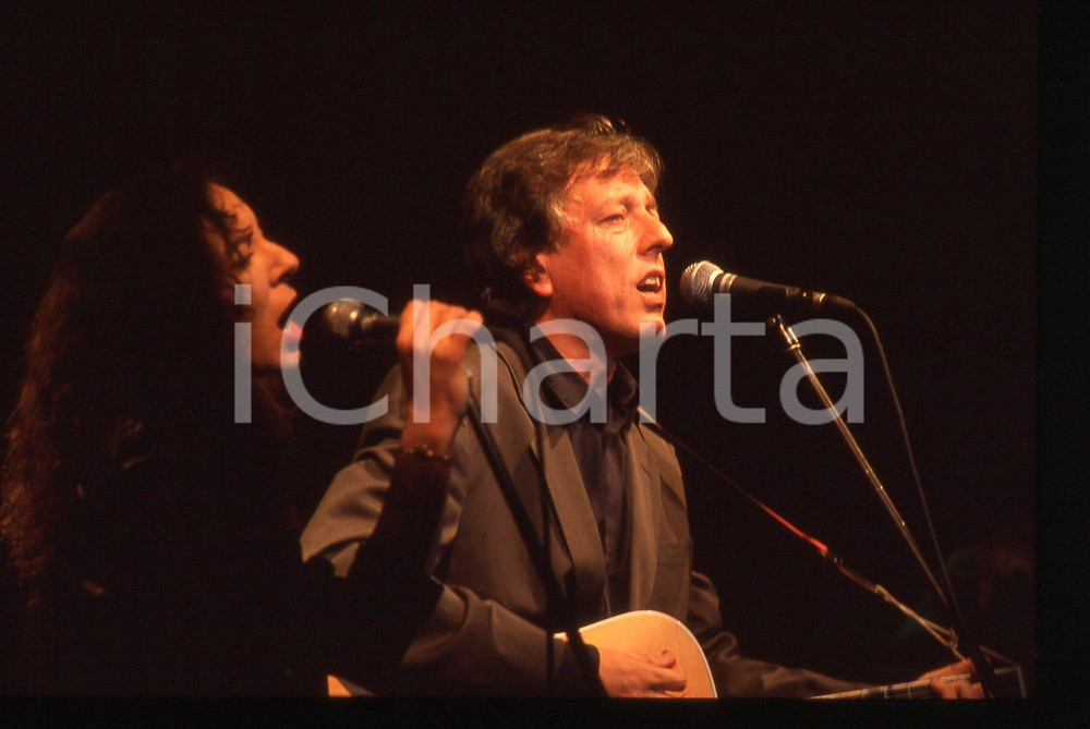 35mm vintage slide* 1985ca ITALIA MUSICA Mario LAVEZZI Giulia FASOLINO Live 2 Diapositiva d'epoca, in formato 35 mm. CONDIZIONI: GOODE' severamente vietata la riproduzione. Tutti i diritti sono riservati. ICharta mette in vendita, sul negozio eBay e in esclusiva sul sito "icharta" il proprio archivio composto da numerose diapositive e negativi fotografici d'epoca, tutti originali e autentici, che attraversano la storia del costume italiano tra gli la fine degli anni Sessanta e Novanta.Si tratta di uno sguardo inedito sull'attualit&agrave;, la politica, la vita quotidiana, il gossip e la cultura, che fotografa il cambiamento della nazione in quest'ultimo scorcio del XX secolo. Un'occasione unica per il mercato del collezionismo, che vede finalmente disponibile un archivio eccezionale per vastit&agrave;, tematiche e condizioni, in un settore (il negativo fotografico e la diapositiva) di assoluta novit&agrave; e dalle interessanti prospettive di investimento.  originale e autentica 1