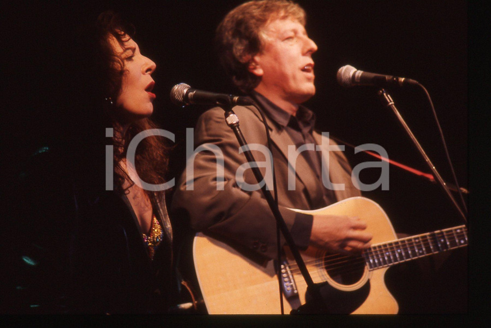 35mm vintage slide* 1985ca ITALIA MUSICA Mario LAVEZZI Giulia FASOLINO Live 3 Diapositiva d'epoca, in formato 35 mm. CONDIZIONI: GOODE' severamente vietata la riproduzione. Tutti i diritti sono riservati. ICharta mette in vendita, sul negozio eBay e in esclusiva sul sito "icharta" il proprio archivio composto da numerose diapositive e negativi fotografici d'epoca, tutti originali e autentici, che attraversano la storia del costume italiano tra gli la fine degli anni Sessanta e Novanta.Si tratta di uno sguardo inedito sull'attualit&agrave;, la politica, la vita quotidiana, il gossip e la cultura, che fotografa il cambiamento della nazione in quest'ultimo scorcio del XX secolo. Un'occasione unica per il mercato del collezionismo, che vede finalmente disponibile un archivio eccezionale per vastit&agrave;, tematiche e condizioni, in un settore (il negativo fotografico e la diapositiva) di assoluta novit&agrave; e dalle interessanti prospettive di investimento.  originale e autentica 1