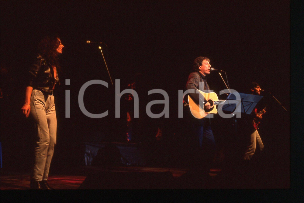 35mm vintage slide* 1985ca ITALIA MUSICA Mario LAVEZZI Giulia FASOLINO Live 5 Diapositiva d'epoca, in formato 35 mm. CONDIZIONI: GOODE' severamente vietata la riproduzione. Tutti i diritti sono riservati. ICharta mette in vendita, sul negozio eBay e in esclusiva sul sito "icharta" il proprio archivio composto da numerose diapositive e negativi fotografici d'epoca, tutti originali e autentici, che attraversano la storia del costume italiano tra gli la fine degli anni Sessanta e Novanta.Si tratta di uno sguardo inedito sull'attualit&agrave;, la politica, la vita quotidiana, il gossip e la cultura, che fotografa il cambiamento della nazione in quest'ultimo scorcio del XX secolo. Un'occasione unica per il mercato del collezionismo, che vede finalmente disponibile un archivio eccezionale per vastit&agrave;, tematiche e condizioni, in un settore (il negativo fotografico e la diapositiva) di assoluta novit&agrave; e dalle interessanti prospettive di investimento.  originale e autentica 1