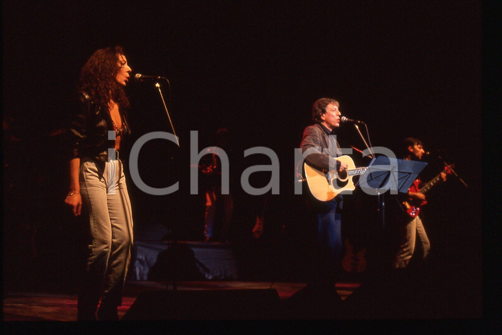35mm vintage slide* 1985ca ITALIA MUSICA Mario LAVEZZI Giulia FASOLINO Live 6 Diapositiva d'epoca, in formato 35 mm. CONDIZIONI: GOODE' severamente vietata la riproduzione. Tutti i diritti sono riservati. ICharta mette in vendita, sul negozio eBay e in esclusiva sul sito "icharta" il proprio archivio composto da numerose diapositive e negativi fotografici d'epoca, tutti originali e autentici, che attraversano la storia del costume italiano tra gli la fine degli anni Sessanta e Novanta.Si tratta di uno sguardo inedito sull'attualit&agrave;, la politica, la vita quotidiana, il gossip e la cultura, che fotografa il cambiamento della nazione in quest'ultimo scorcio del XX secolo. Un'occasione unica per il mercato del collezionismo, che vede finalmente disponibile un archivio eccezionale per vastit&agrave;, tematiche e condizioni, in un settore (il negativo fotografico e la diapositiva) di assoluta novit&agrave; e dalle interessanti prospettive di investimento.  originale e autentica 1