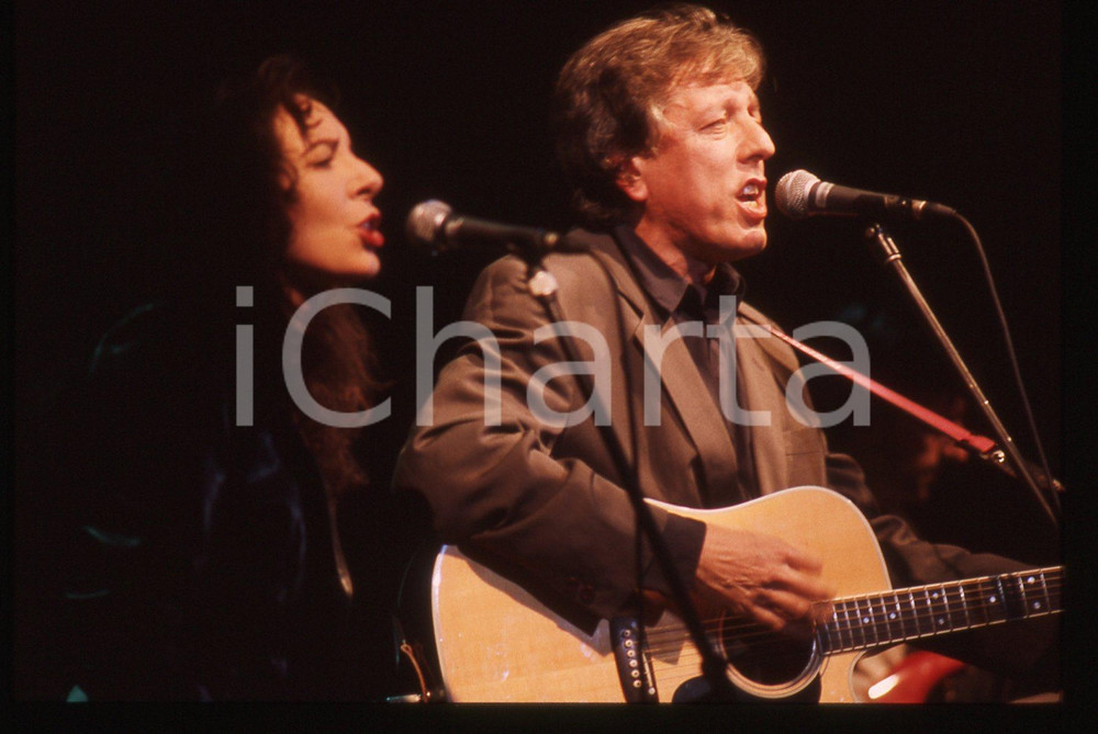 35mm vintage slide* 1985ca ITALIA MUSICA Mario LAVEZZI Giulia FASOLINO Live 8 Diapositiva d'epoca, in formato 35 mm. CONDIZIONI: GOODE' severamente vietata la riproduzione. Tutti i diritti sono riservati. ICharta mette in vendita, sul negozio eBay e in esclusiva sul sito "icharta" il proprio archivio composto da numerose diapositive e negativi fotografici d'epoca, tutti originali e autentici, che attraversano la storia del costume italiano tra gli la fine degli anni Sessanta e Novanta.Si tratta di uno sguardo inedito sull'attualit&agrave;, la politica, la vita quotidiana, il gossip e la cultura, che fotografa il cambiamento della nazione in quest'ultimo scorcio del XX secolo. Un'occasione unica per il mercato del collezionismo, che vede finalmente disponibile un archivio eccezionale per vastit&agrave;, tematiche e condizioni, in un settore (il negativo fotografico e la diapositiva) di assoluta novit&agrave; e dalle interessanti prospettive di investimento.  originale e autentica 1