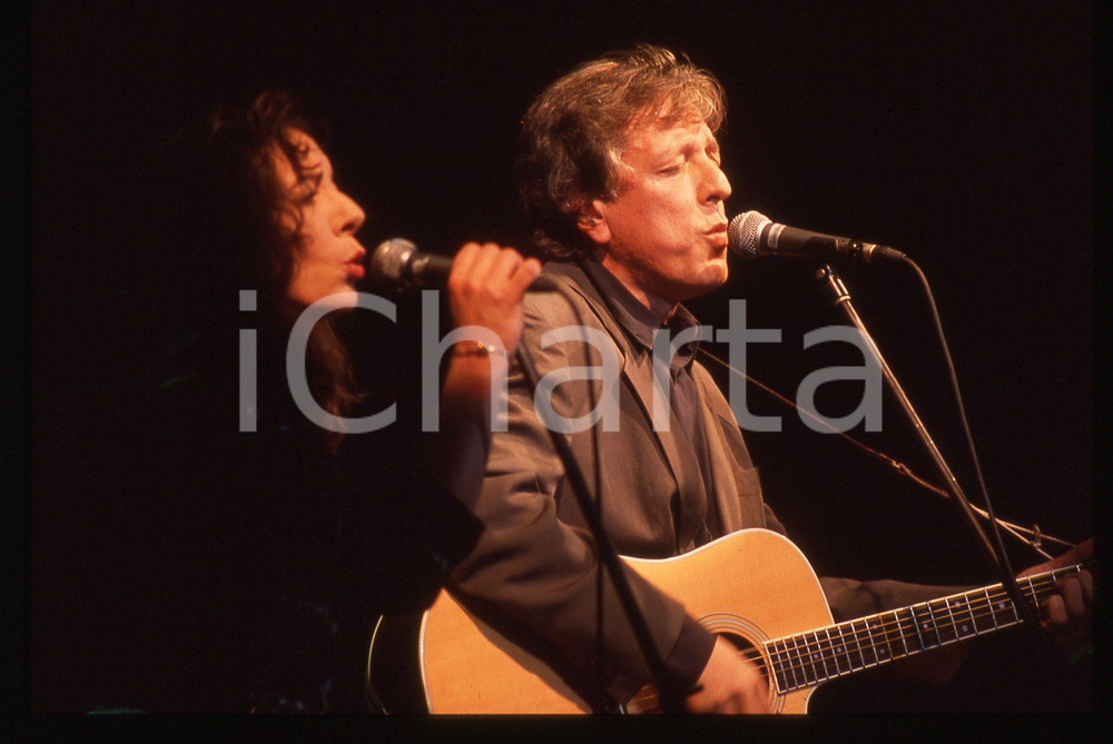 35mm vintage slide* 1985ca ITALIA MUSICA Mario LAVEZZI Giulia FASOLINO Live 9 Diapositiva d'epoca, in formato 35 mm. CONDIZIONI: GOODE' severamente vietata la riproduzione. Tutti i diritti sono riservati. ICharta mette in vendita, sul negozio eBay e in esclusiva sul sito "icharta" il proprio archivio composto da numerose diapositive e negativi fotografici d'epoca, tutti originali e autentici, che attraversano la storia del costume italiano tra gli la fine degli anni Sessanta e Novanta.Si tratta di uno sguardo inedito sull'attualit&agrave;, la politica, la vita quotidiana, il gossip e la cultura, che fotografa il cambiamento della nazione in quest'ultimo scorcio del XX secolo. Un'occasione unica per il mercato del collezionismo, che vede finalmente disponibile un archivio eccezionale per vastit&agrave;, tematiche e condizioni, in un settore (il negativo fotografico e la diapositiva) di assoluta novit&agrave; e dalle interessanti prospettive di investimento.  originale e autentica 1