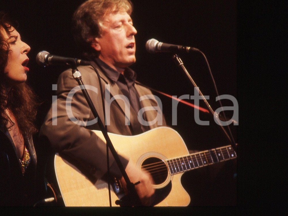 35mm vintage slide* 1985ca ITALIA MUSICA Mario LAVEZZI Giulia FASOLINO Live 10 Diapositiva d'epoca, in formato 35 mm. CONDIZIONI: GOODE' severamente vietata la riproduzione. Tutti i diritti sono riservati. ICharta mette in vendita, sul negozio eBay e in esclusiva sul sito "icharta" il proprio archivio composto da numerose diapositive e negativi fotografici d'epoca, tutti originali e autentici, che attraversano la storia del costume italiano tra gli la fine degli anni Sessanta e Novanta.Si tratta di uno sguardo inedito sull'attualit&agrave;, la politica, la vita quotidiana, il gossip e la cultura, che fotografa il cambiamento della nazione in quest'ultimo scorcio del XX secolo. Un'occasione unica per il mercato del collezionismo, che vede finalmente disponibile un archivio eccezionale per vastit&agrave;, tematiche e condizioni, in un settore (il negativo fotografico e la diapositiva) di assoluta novit&agrave; e dalle interessanti prospettive di investimento.  originale e autentica 1