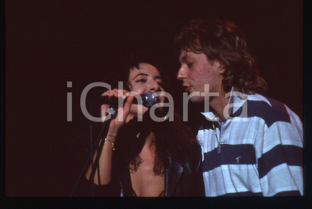 35mm vintage slide* 1985ca ITALIA MUSICA Giulia FASOLINO Alessandro BONO Live 2 Diapositiva d'epoca, in formato 35 mm. CONDIZIONI: GOODE' severamente vietata la riproduzione. Tutti i diritti sono riservati. ICharta mette in vendita, sul negozio eBay e in esclusiva sul sito "icharta" il proprio archivio composto da numerose diapositive e negativi fotografici d'epoca, tutti originali e autentici, che attraversano la storia del costume italiano tra gli la fine degli anni Sessanta e Novanta.Si tratta di uno sguardo inedito sull'attualit&agrave;, la politica, la vita quotidiana, il gossip e la cultura, che fotografa il cambiamento della nazione in quest'ultimo scorcio del XX secolo. Un'occasione unica per il mercato del collezionismo, che vede finalmente disponibile un archivio eccezionale per vastit&agrave;, tematiche e condizioni, in un settore (il negativo fotografico e la diapositiva) di assoluta novit&agrave; e dalle interessanti prospettive di investimento.  originale e autentica 1