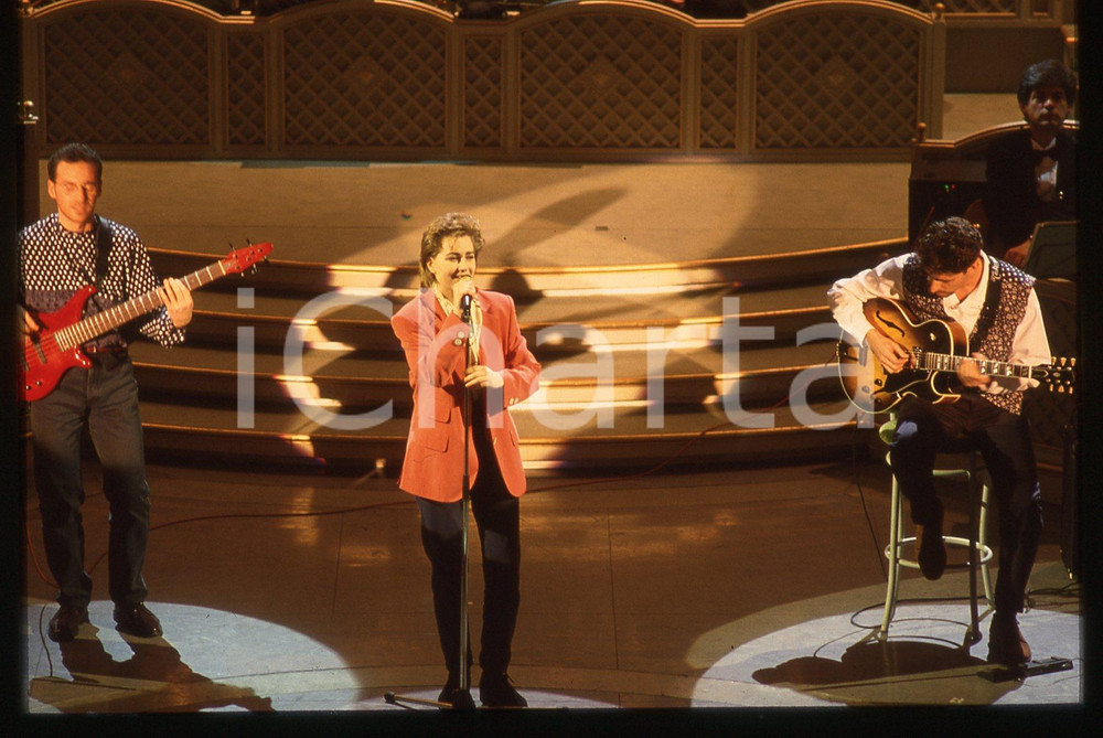 35mm vintage slide* 1993 SANREMO Lidia FIORI dei FANDANGO al Teatro Ariston (2) Diapositiva d'epoca, in formato 35 mm. CONDIZIONI: GOODE' severamente vietata la riproduzione. Tutti i diritti sono riservati. ICharta mette in vendita, sul negozio eBay e in esclusiva sul sito "icharta" il proprio archivio composto da numerose diapositive e negativi fotografici d'epoca, tutti originali e autentici, che attraversano la storia del costume italiano tra gli la fine degli anni Sessanta e Novanta.Si tratta di uno sguardo inedito sull'attualit&agrave;, la politica, la vita quotidiana, il gossip e la cultura, che fotografa il cambiamento della nazione in quest'ultimo scorcio del XX secolo. Un'occasione unica per il mercato del collezionismo, che vede finalmente disponibile un archivio eccezionale per vastit&agrave;, tematiche e condizioni, in un settore (il negativo fotografico e la diapositiva) di assoluta novit&agrave; e dalle interessanti prospettive di investimento.  originale e autentica 1