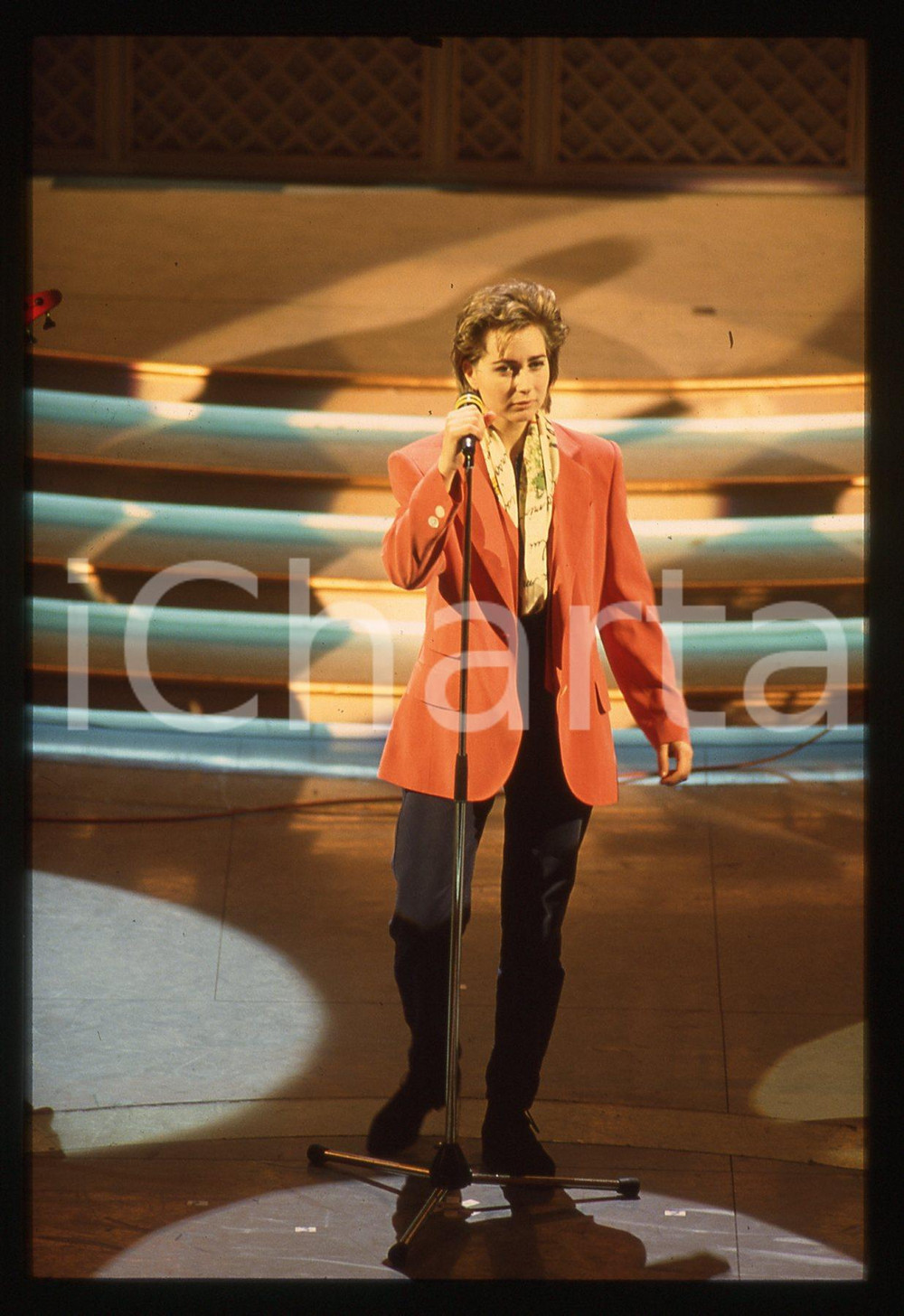 35mm vintage slide* 1993 SANREMO Lidia FIORI dei FANDANGO al Teatro Ariston (3) Diapositiva d'epoca, in formato 35 mm. CONDIZIONI: GOODE' severamente vietata la riproduzione. Tutti i diritti sono riservati. ICharta mette in vendita, sul negozio eBay e in esclusiva sul sito "icharta" il proprio archivio composto da numerose diapositive e negativi fotografici d'epoca, tutti originali e autentici, che attraversano la storia del costume italiano tra gli la fine degli anni Sessanta e Novanta.Si tratta di uno sguardo inedito sull'attualit&agrave;, la politica, la vita quotidiana, il gossip e la cultura, che fotografa il cambiamento della nazione in quest'ultimo scorcio del XX secolo. Un'occasione unica per il mercato del collezionismo, che vede finalmente disponibile un archivio eccezionale per vastit&agrave;, tematiche e condizioni, in un settore (il negativo fotografico e la diapositiva) di assoluta novit&agrave; e dalle interessanti prospettive di investimento.  originale e autentica 1