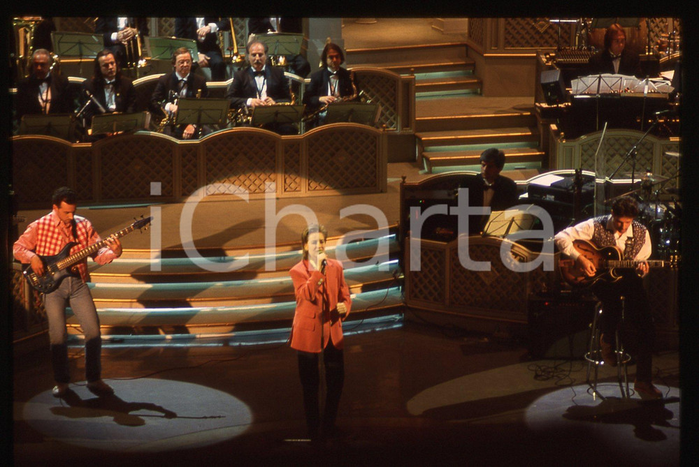 35mm vintage slide* 1993 SANREMO Lidia FIORI dei FANDANGO al Teatro Ariston (4) Diapositiva d'epoca, in formato 35 mm. CONDIZIONI: GOODE' severamente vietata la riproduzione. Tutti i diritti sono riservati. ICharta mette in vendita, sul negozio eBay e in esclusiva sul sito "icharta" il proprio archivio composto da numerose diapositive e negativi fotografici d'epoca, tutti originali e autentici, che attraversano la storia del costume italiano tra gli la fine degli anni Sessanta e Novanta.Si tratta di uno sguardo inedito sull'attualit&agrave;, la politica, la vita quotidiana, il gossip e la cultura, che fotografa il cambiamento della nazione in quest'ultimo scorcio del XX secolo. Un'occasione unica per il mercato del collezionismo, che vede finalmente disponibile un archivio eccezionale per vastit&agrave;, tematiche e condizioni, in un settore (il negativo fotografico e la diapositiva) di assoluta novit&agrave; e dalle interessanti prospettive di investimento.  originale e autentica 1