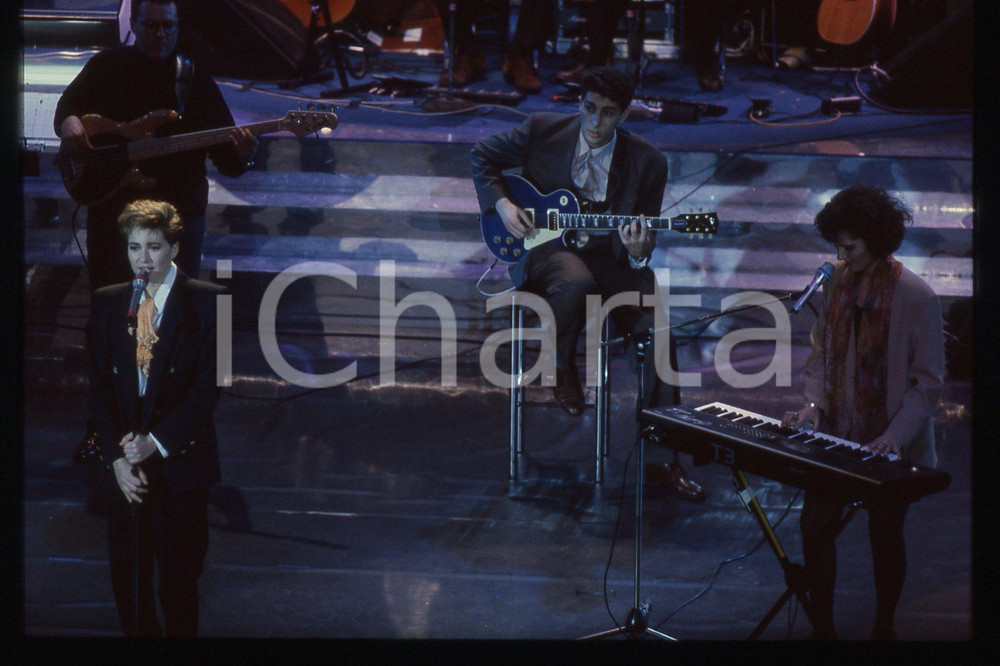 35mm vintage slide* 1991 SANREMO Lidia FIORI dei FANDANGO al Teatro Ariston (1) Diapositiva d'epoca, in formato 35 mm. CONDIZIONI: GOODE' severamente vietata la riproduzione. Tutti i diritti sono riservati. ICharta mette in vendita, sul negozio eBay e in esclusiva sul sito "icharta" il proprio archivio composto da numerose diapositive e negativi fotografici d'epoca, tutti originali e autentici, che attraversano la storia del costume italiano tra gli la fine degli anni Sessanta e Novanta.Si tratta di uno sguardo inedito sull'attualit&agrave;, la politica, la vita quotidiana, il gossip e la cultura, che fotografa il cambiamento della nazione in quest'ultimo scorcio del XX secolo. Un'occasione unica per il mercato del collezionismo, che vede finalmente disponibile un archivio eccezionale per vastit&agrave;, tematiche e condizioni, in un settore (il negativo fotografico e la diapositiva) di assoluta novit&agrave; e dalle interessanti prospettive di investimento.  originale e autentica 1