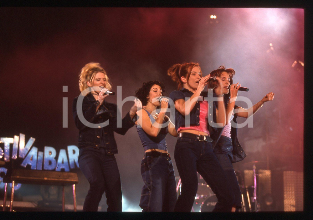 35mm vintage slide* 1998 FESTIVALBAR Edele e Keavy LYNCH delle B.WITCHED (3) Nella diapositiva compaiono anche Lindsay Armaou e Sin&eacute;ad O'CarrollDiapositiva d'epoca, in formato 35 mm. CONDIZIONI: GOODE' severamente vietata la riproduzione. Tutti i diritti sono riservati. ICharta mette in vendita, sul negozio eBay e in esclusiva sul sito "icharta" il proprio archivio composto da numerose diapositive e negativi fotografici d'epoca, tutti originali e autentici, che attraversano la storia del costume italiano tra gli la fine degli anni Sessanta e Novanta.Si tratta di uno sguardo inedito sull'attualit&agrave;, la politica, la vita quotidiana, il gossip e la cultura, che fotografa il cambiamento della nazione in quest'ultimo scorcio del XX secolo. Un'occasione unica per il mercato del collezionismo, che vede finalmente disponibile un archivio eccezionale per vastit&agrave;, tematiche e condizioni, in un settore (il negativo fotografico e la diapositiva) di assoluta novit&agrave; e dalle interessanti prospettive di investimento.  originale e autentica 1