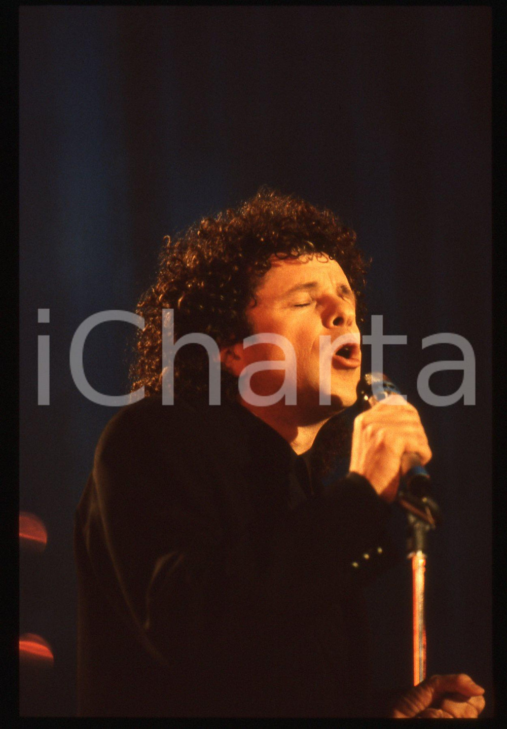 35mm vintage slide* 1990 SANREMO Leo SAYER durante concerto al Festival (1) La manifestazione si &egrave; svolta al Mercato dei FioriDiapositiva d'epoca, in formato 35 mm. CONDIZIONI: GOODE' severamente vietata la riproduzione. Tutti i diritti sono riservati. ICharta mette in vendita, sul negozio eBay e in esclusiva sul sito "icharta" il proprio archivio composto da numerose diapositive e negativi fotografici d'epoca, tutti originali e autentici, che attraversano la storia del costume italiano tra gli la fine degli anni Sessanta e Novanta.Si tratta di uno sguardo inedito sull'attualit&agrave;, la politica, la vita quotidiana, il gossip e la cultura, che fotografa il cambiamento della nazione in quest'ultimo scorcio del XX secolo. Un'occasione unica per il mercato del collezionismo, che vede finalmente disponibile un archivio eccezionale per vastit&agrave;, tematiche e condizioni, in un settore (il negativo fotografico e la diapositiva) di assoluta novit&agrave; e dalle interessanti prospettive di investimento.  originale e autentica 1