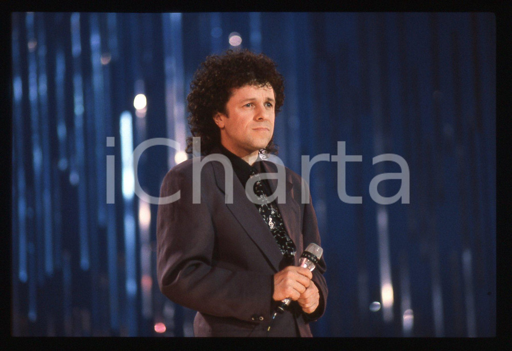 35mm vintage slide* 1990 SANREMO Leo SAYER durante concerto al Festival (5) La manifestazione si &egrave; svolta al Mercato dei FioriDiapositiva d'epoca, in formato 35 mm. CONDIZIONI: GOODE' severamente vietata la riproduzione. Tutti i diritti sono riservati. ICharta mette in vendita, sul negozio eBay e in esclusiva sul sito "icharta" il proprio archivio composto da numerose diapositive e negativi fotografici d'epoca, tutti originali e autentici, che attraversano la storia del costume italiano tra gli la fine degli anni Sessanta e Novanta.Si tratta di uno sguardo inedito sull'attualit&agrave;, la politica, la vita quotidiana, il gossip e la cultura, che fotografa il cambiamento della nazione in quest'ultimo scorcio del XX secolo. Un'occasione unica per il mercato del collezionismo, che vede finalmente disponibile un archivio eccezionale per vastit&agrave;, tematiche e condizioni, in un settore (il negativo fotografico e la diapositiva) di assoluta novit&agrave; e dalle interessanti prospettive di investimento.  originale e autentica 1