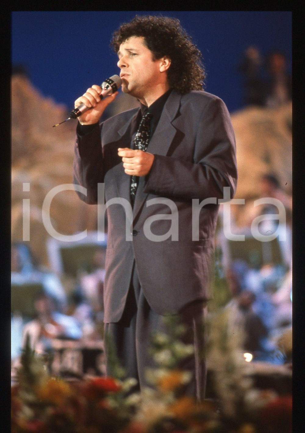 35mm vintage slide* 1990 SANREMO Leo SAYER durante concerto al Festival (17) La manifestazione si &egrave; svolta al Mercato dei FioriDiapositiva d'epoca, in formato 35 mm. CONDIZIONI: GOODE' severamente vietata la riproduzione. Tutti i diritti sono riservati. ICharta mette in vendita, sul negozio eBay e in esclusiva sul sito "icharta" il proprio archivio composto da numerose diapositive e negativi fotografici d'epoca, tutti originali e autentici, che attraversano la storia del costume italiano tra gli la fine degli anni Sessanta e Novanta.Si tratta di uno sguardo inedito sull'attualit&agrave;, la politica, la vita quotidiana, il gossip e la cultura, che fotografa il cambiamento della nazione in quest'ultimo scorcio del XX secolo. Un'occasione unica per il mercato del collezionismo, che vede finalmente disponibile un archivio eccezionale per vastit&agrave;, tematiche e condizioni, in un settore (il negativo fotografico e la diapositiva) di assoluta novit&agrave; e dalle interessanti prospettive di investimento.  originale e autentica 1