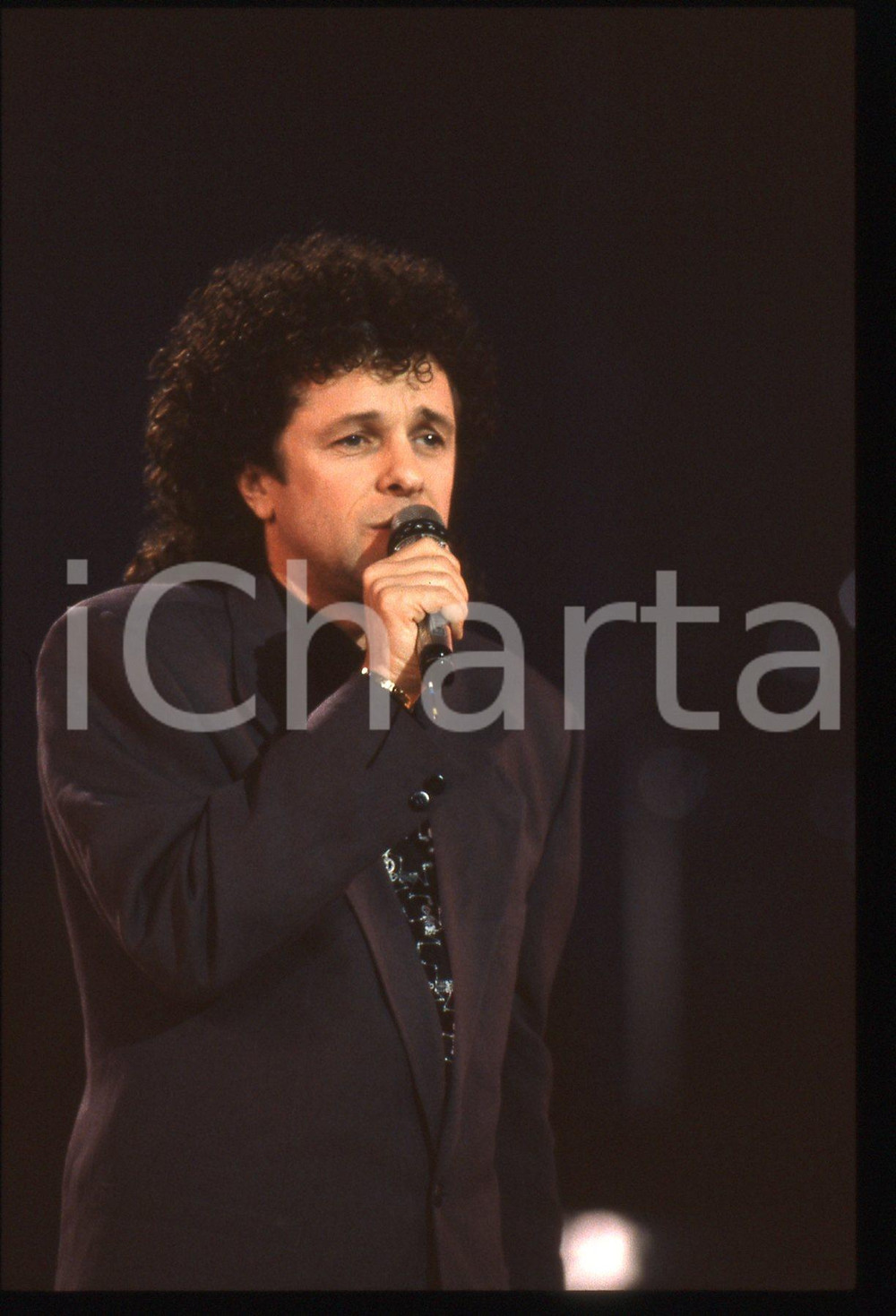 35mm vintage slide* 1990 SANREMO Leo SAYER durante concerto al Festival (32) La manifestazione si &egrave; svolta al Mercato dei FioriDiapositiva d'epoca, in formato 35 mm. CONDIZIONI: GOODE' severamente vietata la riproduzione. Tutti i diritti sono riservati. ICharta mette in vendita, sul negozio eBay e in esclusiva sul sito "icharta" il proprio archivio composto da numerose diapositive e negativi fotografici d'epoca, tutti originali e autentici, che attraversano la storia del costume italiano tra gli la fine degli anni Sessanta e Novanta.Si tratta di uno sguardo inedito sull'attualit&agrave;, la politica, la vita quotidiana, il gossip e la cultura, che fotografa il cambiamento della nazione in quest'ultimo scorcio del XX secolo. Un'occasione unica per il mercato del collezionismo, che vede finalmente disponibile un archivio eccezionale per vastit&agrave;, tematiche e condizioni, in un settore (il negativo fotografico e la diapositiva) di assoluta novit&agrave; e dalle interessanti prospettive di investimento.  originale e autentica 1
