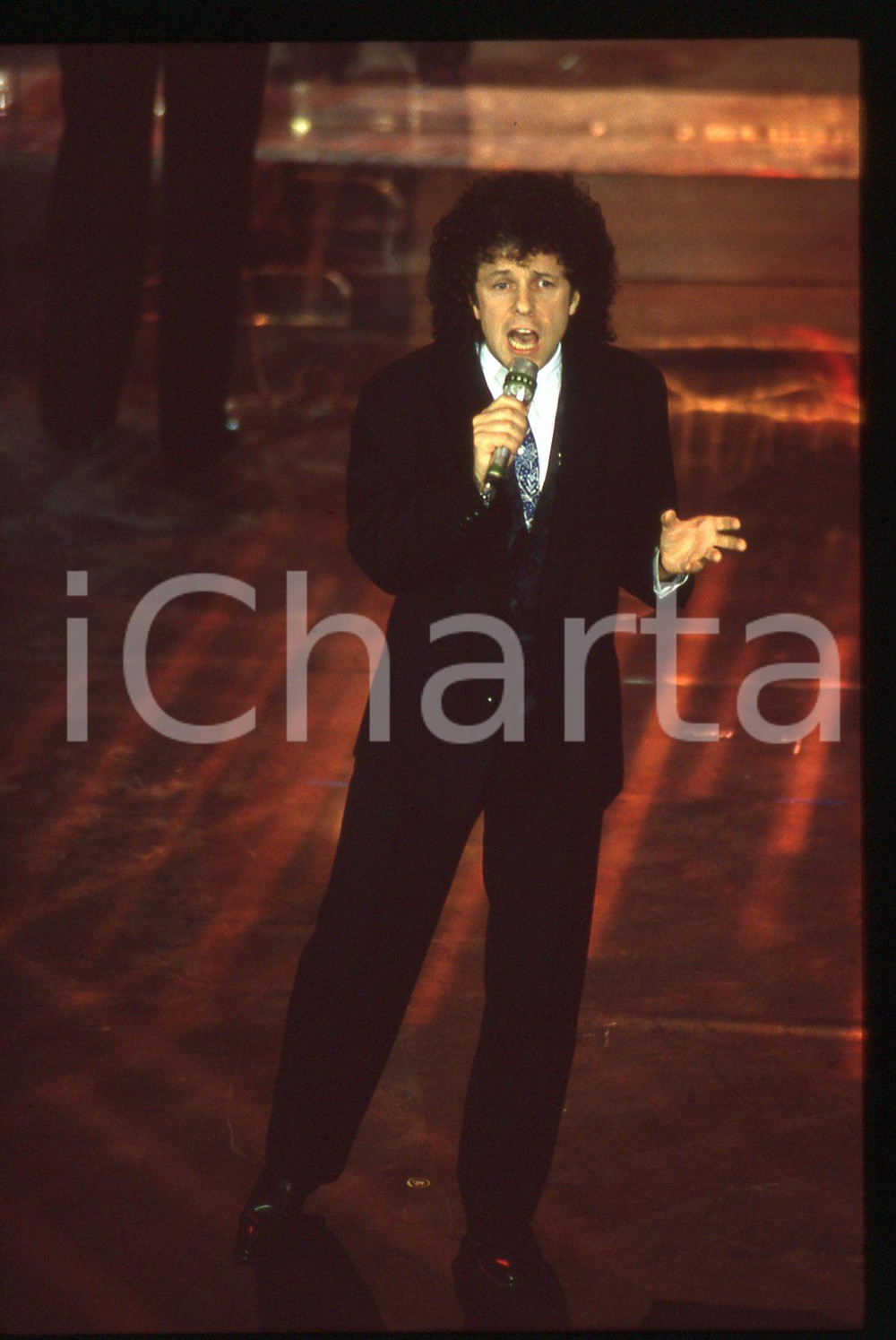 35mm vintage slide* 1991 SANREMO Leo SAYER al Teatro Ariston (1) Diapositiva d'epoca, in formato 35 mm. CONDIZIONI: GOODE' severamente vietata la riproduzione. Tutti i diritti sono riservati. ICharta mette in vendita, sul negozio eBay e in esclusiva sul sito "icharta" il proprio archivio composto da numerose diapositive e negativi fotografici d'epoca, tutti originali e autentici, che attraversano la storia del costume italiano tra gli la fine degli anni Sessanta e Novanta.Si tratta di uno sguardo inedito sull'attualit&agrave;, la politica, la vita quotidiana, il gossip e la cultura, che fotografa il cambiamento della nazione in quest'ultimo scorcio del XX secolo. Un'occasione unica per il mercato del collezionismo, che vede finalmente disponibile un archivio eccezionale per vastit&agrave;, tematiche e condizioni, in un settore (il negativo fotografico e la diapositiva) di assoluta novit&agrave; e dalle interessanti prospettive di investimento.  originale e autentica 1
