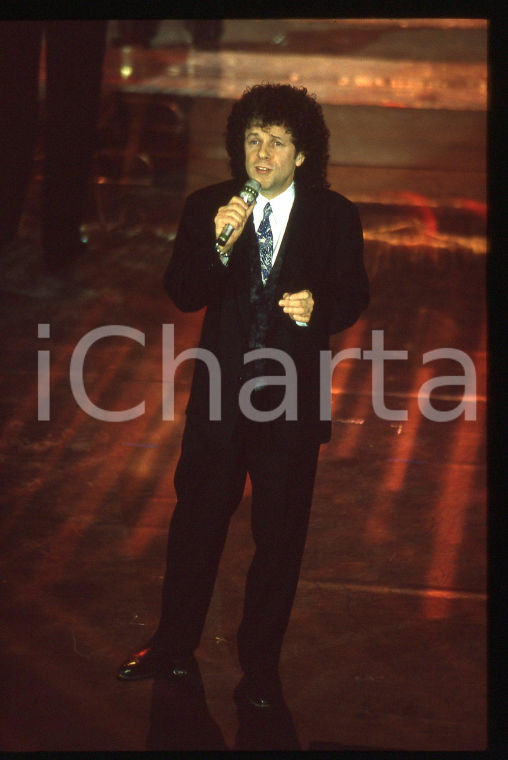 35mm vintage slide* 1991 SANREMO Leo SAYER al Teatro Ariston (2) Diapositiva d'epoca, in formato 35 mm. CONDIZIONI: GOODE' severamente vietata la riproduzione. Tutti i diritti sono riservati. ICharta mette in vendita, sul negozio eBay e in esclusiva sul sito "icharta" il proprio archivio composto da numerose diapositive e negativi fotografici d'epoca, tutti originali e autentici, che attraversano la storia del costume italiano tra gli la fine degli anni Sessanta e Novanta.Si tratta di uno sguardo inedito sull'attualit&agrave;, la politica, la vita quotidiana, il gossip e la cultura, che fotografa il cambiamento della nazione in quest'ultimo scorcio del XX secolo. Un'occasione unica per il mercato del collezionismo, che vede finalmente disponibile un archivio eccezionale per vastit&agrave;, tematiche e condizioni, in un settore (il negativo fotografico e la diapositiva) di assoluta novit&agrave; e dalle interessanti prospettive di investimento.  originale e autentica 1
