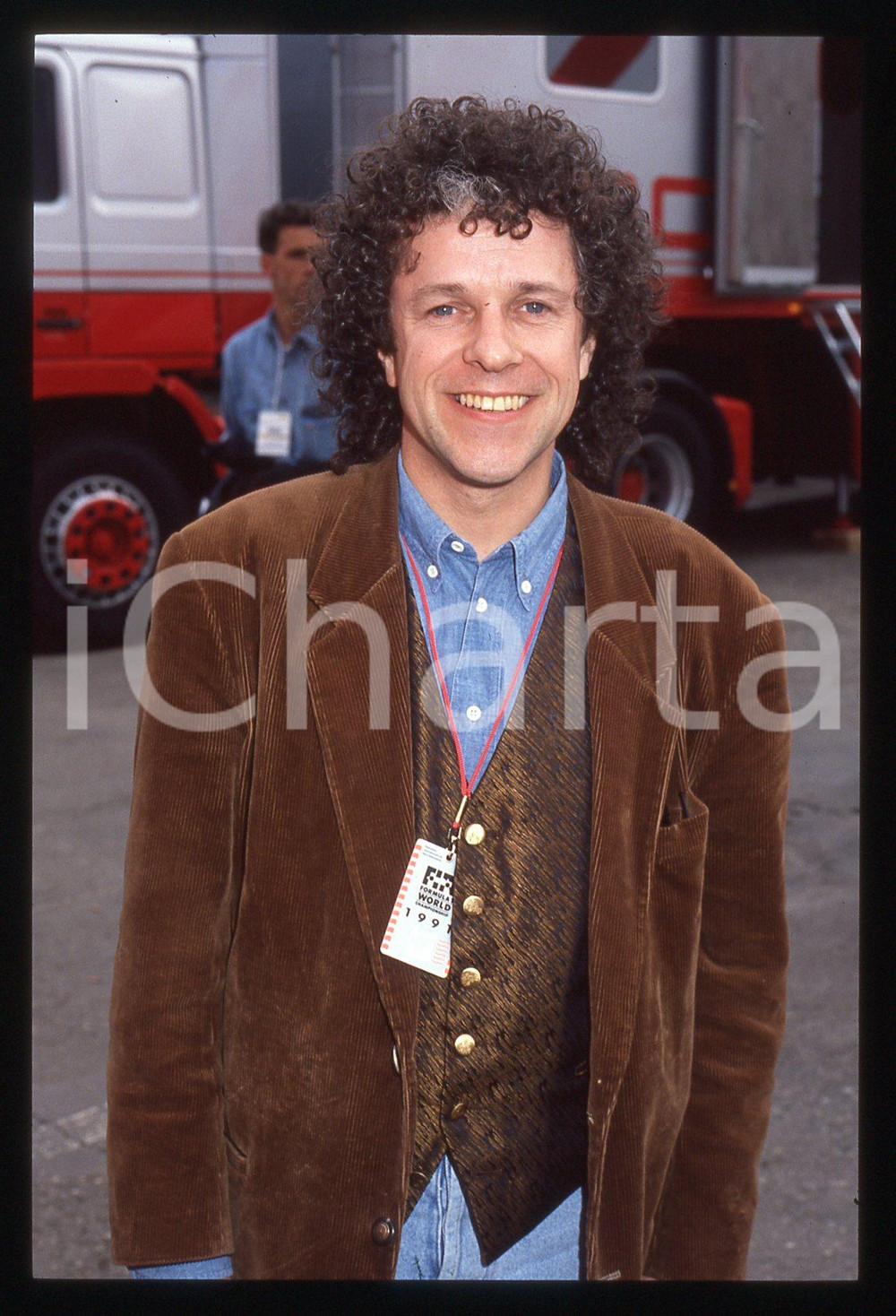 35mm vintage slide* 1991 COSTUME Leo SAYER in un circuito di FORMULA 1 (2) Diapositiva d'epoca, in formato 35 mm. CONDIZIONI: GOODE' severamente vietata la riproduzione. Tutti i diritti sono riservati. ICharta mette in vendita, sul negozio eBay e in esclusiva sul sito "icharta" il proprio archivio composto da numerose diapositive e negativi fotografici d'epoca, tutti originali e autentici, che attraversano la storia del costume italiano tra gli la fine degli anni Sessanta e Novanta.Si tratta di uno sguardo inedito sull'attualit&agrave;, la politica, la vita quotidiana, il gossip e la cultura, che fotografa il cambiamento della nazione in quest'ultimo scorcio del XX secolo. Un'occasione unica per il mercato del collezionismo, che vede finalmente disponibile un archivio eccezionale per vastit&agrave;, tematiche e condizioni, in un settore (il negativo fotografico e la diapositiva) di assoluta novit&agrave; e dalle interessanti prospettive di investimento.  originale e autentica 1