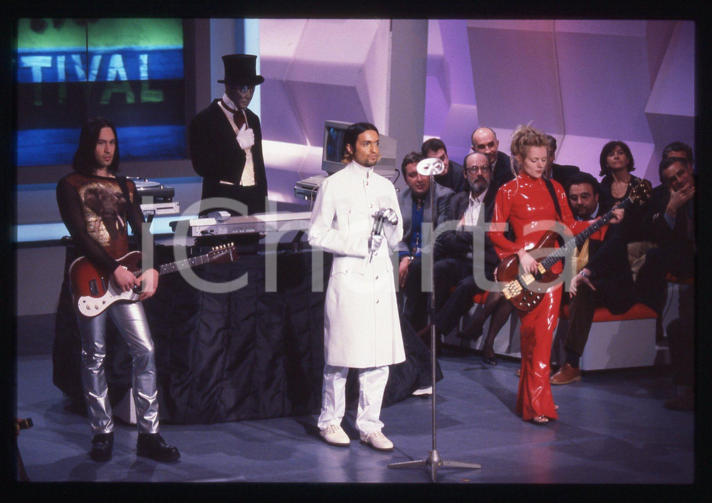 35mm vintage slide* 1996 SANREMO Jas MANN dei BABYLON ZOO Teatro del Casino 1 La diapositiva &egrave; stata scattata in occasione della manifestazione "Arriva il Festival"Diapositiva d'epoca, in formato 35 mm. CONDIZIONI: GOODE' severamente vietata la riproduzione. Tutti i diritti sono riservati. ICharta mette in vendita, sul negozio eBay e in esclusiva sul sito "icharta" il proprio archivio composto da numerose diapositive e negativi fotografici d'epoca, tutti originali e autentici, che attraversano la storia del costume italiano tra gli la fine degli anni Sessanta e Novanta.Si tratta di uno sguardo inedito sull'attualit&agrave;, la politica, la vita quotidiana, il gossip e la cultura, che fotografa il cambiamento della nazione in quest'ultimo scorcio del XX secolo. Un'occasione unica per il mercato del collezionismo, che vede finalmente disponibile un archivio eccezionale per vastit&agrave;, tematiche e condizioni, in un settore (il negativo fotografico e la diapositiva) di assoluta novit&agrave; e dalle interessanti prospettive di investimento.  originale e autentica 1