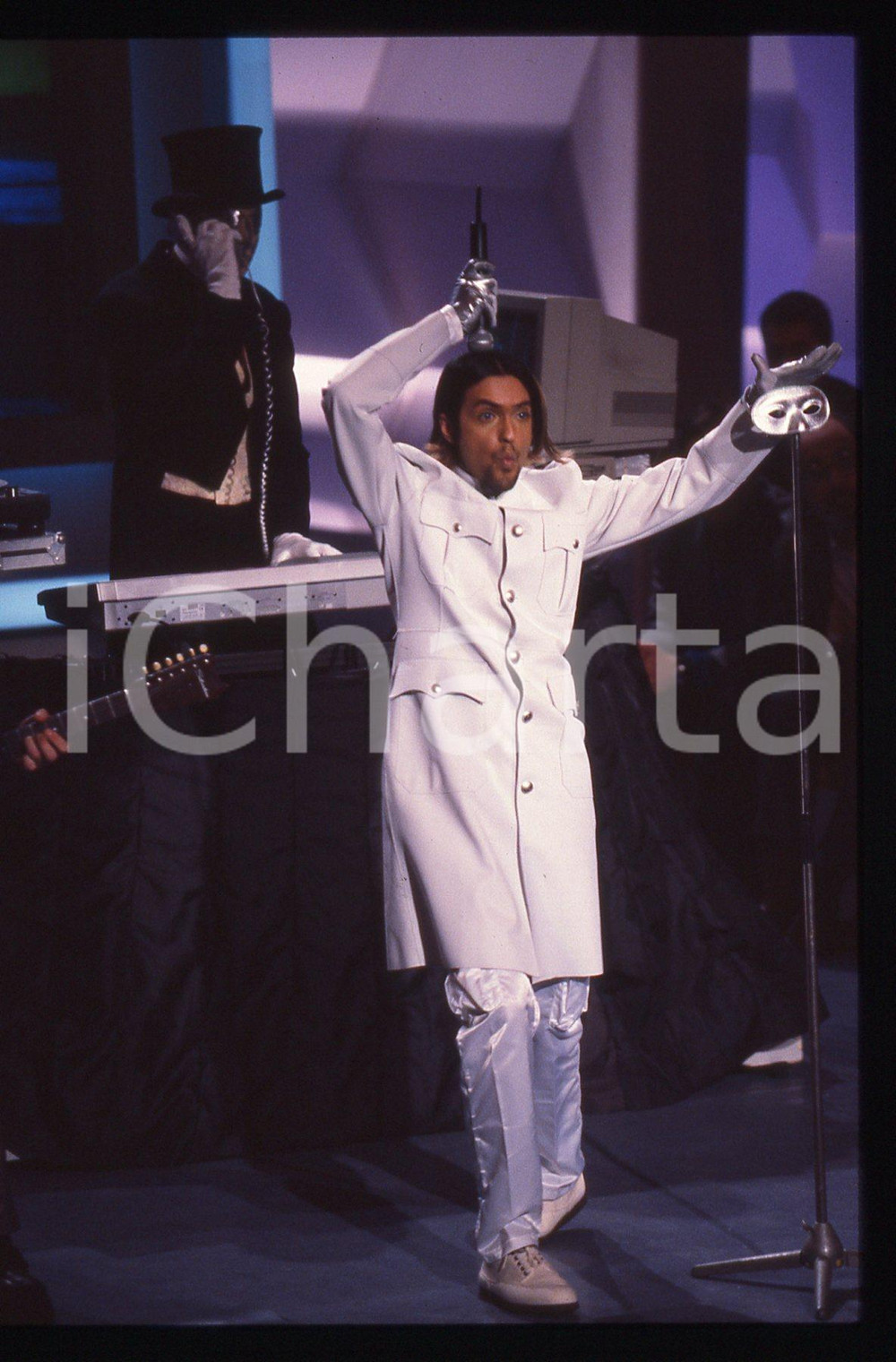 35mm vintage slide* 1996 SANREMO Jas MANN dei BABYLON ZOO Teatro del Casino 7 La diapositiva &egrave; stata scattata in occasione della manifestazione "Arriva il Festival"Diapositiva d'epoca, in formato 35 mm. CONDIZIONI: GOODE' severamente vietata la riproduzione. Tutti i diritti sono riservati. ICharta mette in vendita, sul negozio eBay e in esclusiva sul sito "icharta" il proprio archivio composto da numerose diapositive e negativi fotografici d'epoca, tutti originali e autentici, che attraversano la storia del costume italiano tra gli la fine degli anni Sessanta e Novanta.Si tratta di uno sguardo inedito sull'attualit&agrave;, la politica, la vita quotidiana, il gossip e la cultura, che fotografa il cambiamento della nazione in quest'ultimo scorcio del XX secolo. Un'occasione unica per il mercato del collezionismo, che vede finalmente disponibile un archivio eccezionale per vastit&agrave;, tematiche e condizioni, in un settore (il negativo fotografico e la diapositiva) di assoluta novit&agrave; e dalle interessanti prospettive di investimento.  originale e autentica 1