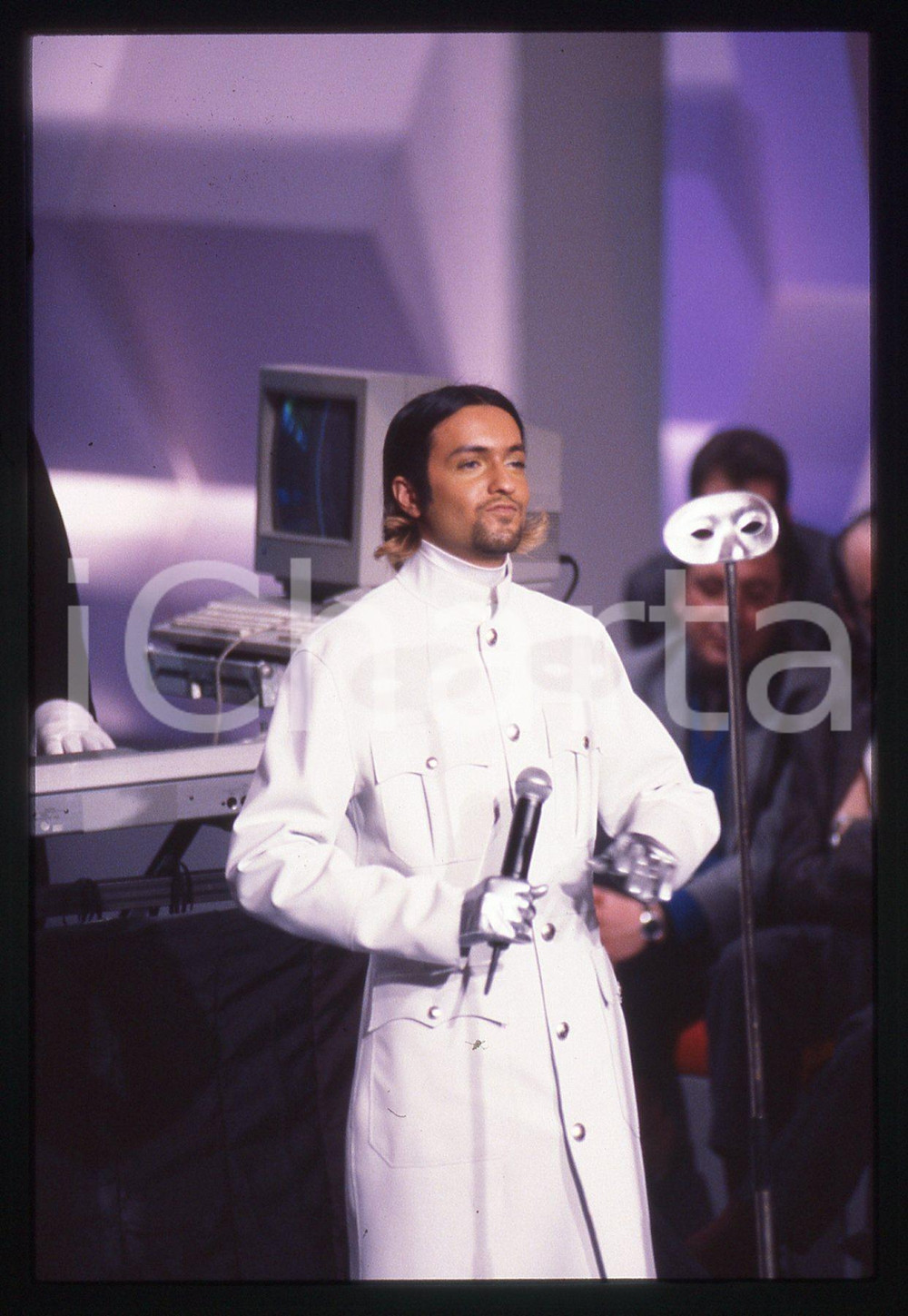 35mm vintage slide* 1996 SANREMO Jas MANN dei BABYLON ZOO Teatro del Casino 9 La diapositiva &egrave; stata scattata in occasione della manifestazione "Arriva il Festival"Diapositiva d'epoca, in formato 35 mm. CONDIZIONI: GOODE' severamente vietata la riproduzione. Tutti i diritti sono riservati. ICharta mette in vendita, sul negozio eBay e in esclusiva sul sito "icharta" il proprio archivio composto da numerose diapositive e negativi fotografici d'epoca, tutti originali e autentici, che attraversano la storia del costume italiano tra gli la fine degli anni Sessanta e Novanta.Si tratta di uno sguardo inedito sull'attualit&agrave;, la politica, la vita quotidiana, il gossip e la cultura, che fotografa il cambiamento della nazione in quest'ultimo scorcio del XX secolo. Un'occasione unica per il mercato del collezionismo, che vede finalmente disponibile un archivio eccezionale per vastit&agrave;, tematiche e condizioni, in un settore (il negativo fotografico e la diapositiva) di assoluta novit&agrave; e dalle interessanti prospettive di investimento.  originale e autentica 1