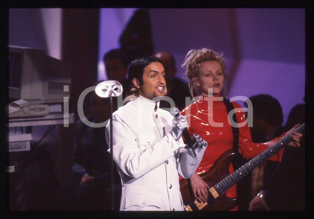 35mm vintage slide* 1996 SANREMO Jas MANN dei BABYLON ZOO Teatro del Casino 10 La diapositiva &egrave; stata scattata in occasione della manifestazione "Arriva il Festival"Diapositiva d'epoca, in formato 35 mm. CONDIZIONI: GOODE' severamente vietata la riproduzione. Tutti i diritti sono riservati. ICharta mette in vendita, sul negozio eBay e in esclusiva sul sito "icharta" il proprio archivio composto da numerose diapositive e negativi fotografici d'epoca, tutti originali e autentici, che attraversano la storia del costume italiano tra gli la fine degli anni Sessanta e Novanta.Si tratta di uno sguardo inedito sull'attualit&agrave;, la politica, la vita quotidiana, il gossip e la cultura, che fotografa il cambiamento della nazione in quest'ultimo scorcio del XX secolo. Un'occasione unica per il mercato del collezionismo, che vede finalmente disponibile un archivio eccezionale per vastit&agrave;, tematiche e condizioni, in un settore (il negativo fotografico e la diapositiva) di assoluta novit&agrave; e dalle interessanti prospettive di investimento.  originale e autentica 1