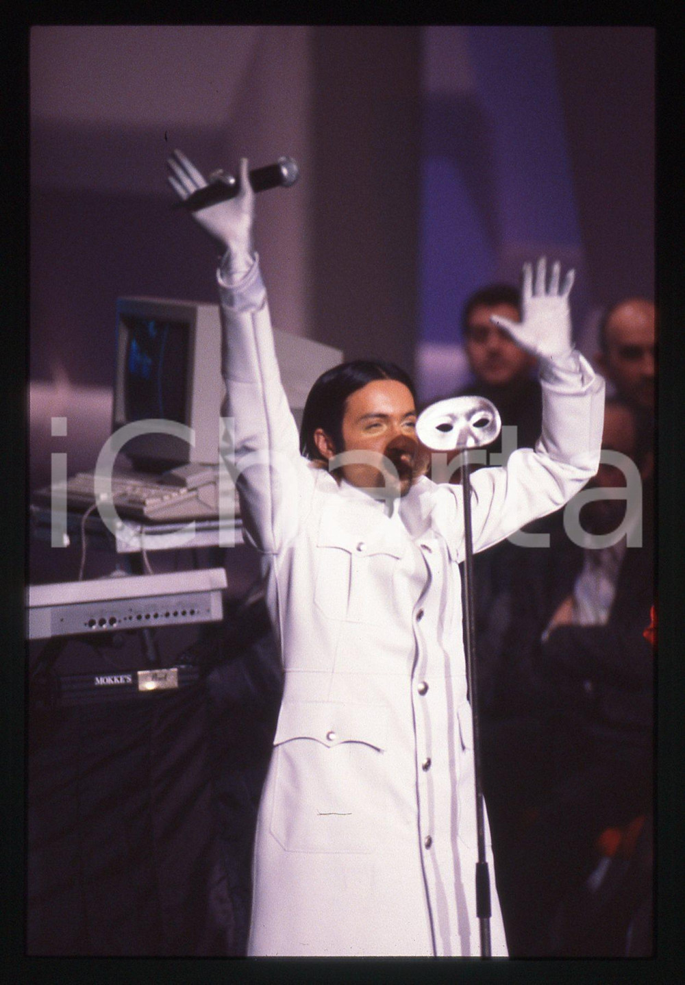 35mm vintage slide* 1996 SANREMO Jas MANN dei BABYLON ZOO Teatro del Casino 11 La diapositiva &egrave; stata scattata in occasione della manifestazione "Arriva il Festival"Diapositiva d'epoca, in formato 35 mm. CONDIZIONI: GOODE' severamente vietata la riproduzione. Tutti i diritti sono riservati. ICharta mette in vendita, sul negozio eBay e in esclusiva sul sito "icharta" il proprio archivio composto da numerose diapositive e negativi fotografici d'epoca, tutti originali e autentici, che attraversano la storia del costume italiano tra gli la fine degli anni Sessanta e Novanta.Si tratta di uno sguardo inedito sull'attualit&agrave;, la politica, la vita quotidiana, il gossip e la cultura, che fotografa il cambiamento della nazione in quest'ultimo scorcio del XX secolo. Un'occasione unica per il mercato del collezionismo, che vede finalmente disponibile un archivio eccezionale per vastit&agrave;, tematiche e condizioni, in un settore (il negativo fotografico e la diapositiva) di assoluta novit&agrave; e dalle interessanti prospettive di investimento.  originale e autentica 1