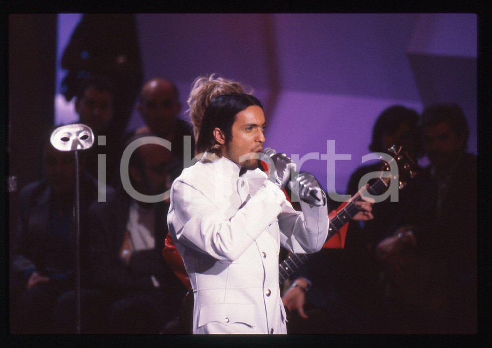 35mm vintage slide* 1996 SANREMO Jas MANN dei BABYLON ZOO Teatro del Casino 20 La diapositiva &egrave; stata scattata in occasione della manifestazione "Arriva il Festival"Diapositiva d'epoca, in formato 35 mm. CONDIZIONI: GOODE' severamente vietata la riproduzione. Tutti i diritti sono riservati. ICharta mette in vendita, sul negozio eBay e in esclusiva sul sito "icharta" il proprio archivio composto da numerose diapositive e negativi fotografici d'epoca, tutti originali e autentici, che attraversano la storia del costume italiano tra gli la fine degli anni Sessanta e Novanta.Si tratta di uno sguardo inedito sull'attualit&agrave;, la politica, la vita quotidiana, il gossip e la cultura, che fotografa il cambiamento della nazione in quest'ultimo scorcio del XX secolo. Un'occasione unica per il mercato del collezionismo, che vede finalmente disponibile un archivio eccezionale per vastit&agrave;, tematiche e condizioni, in un settore (il negativo fotografico e la diapositiva) di assoluta novit&agrave; e dalle interessanti prospettive di investimento.  originale e autentica 1